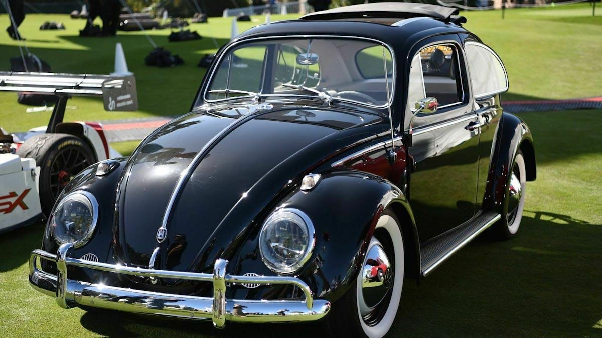 Schwarzer VW Käfer auf einer Auktion