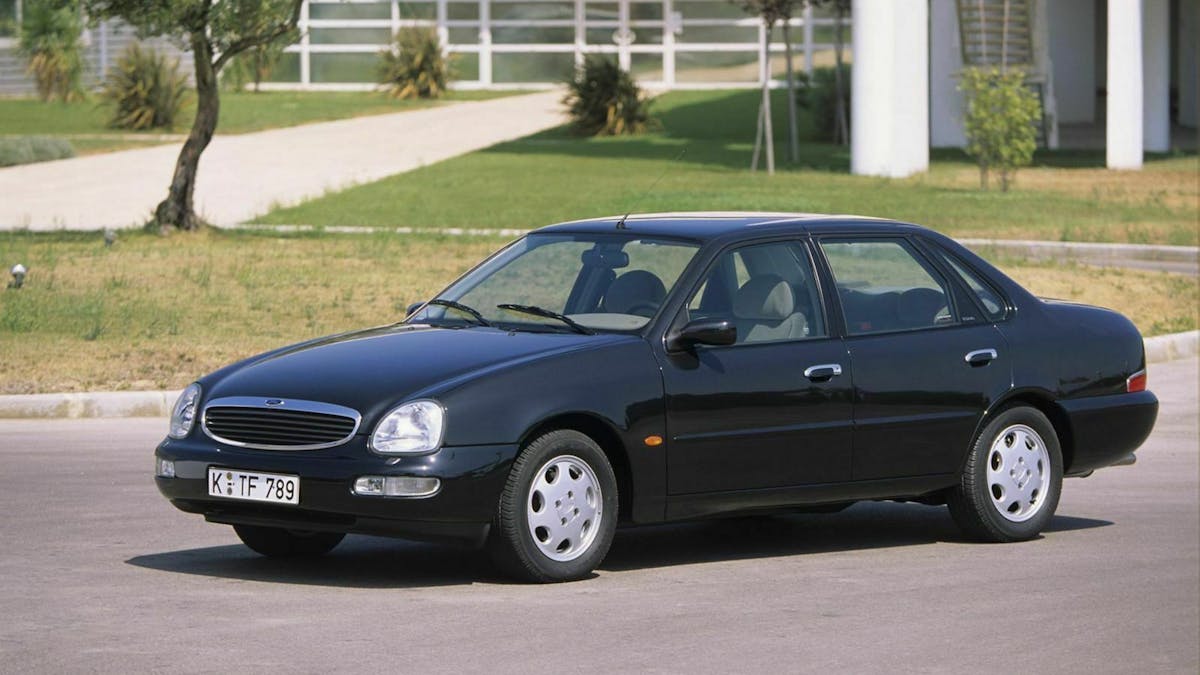 Ford Scorpio in der Seitenansicht, stehend
