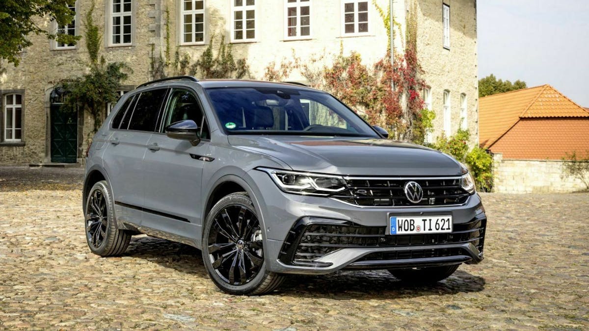 Zu sehen ist ein VW Tiguan, stehend