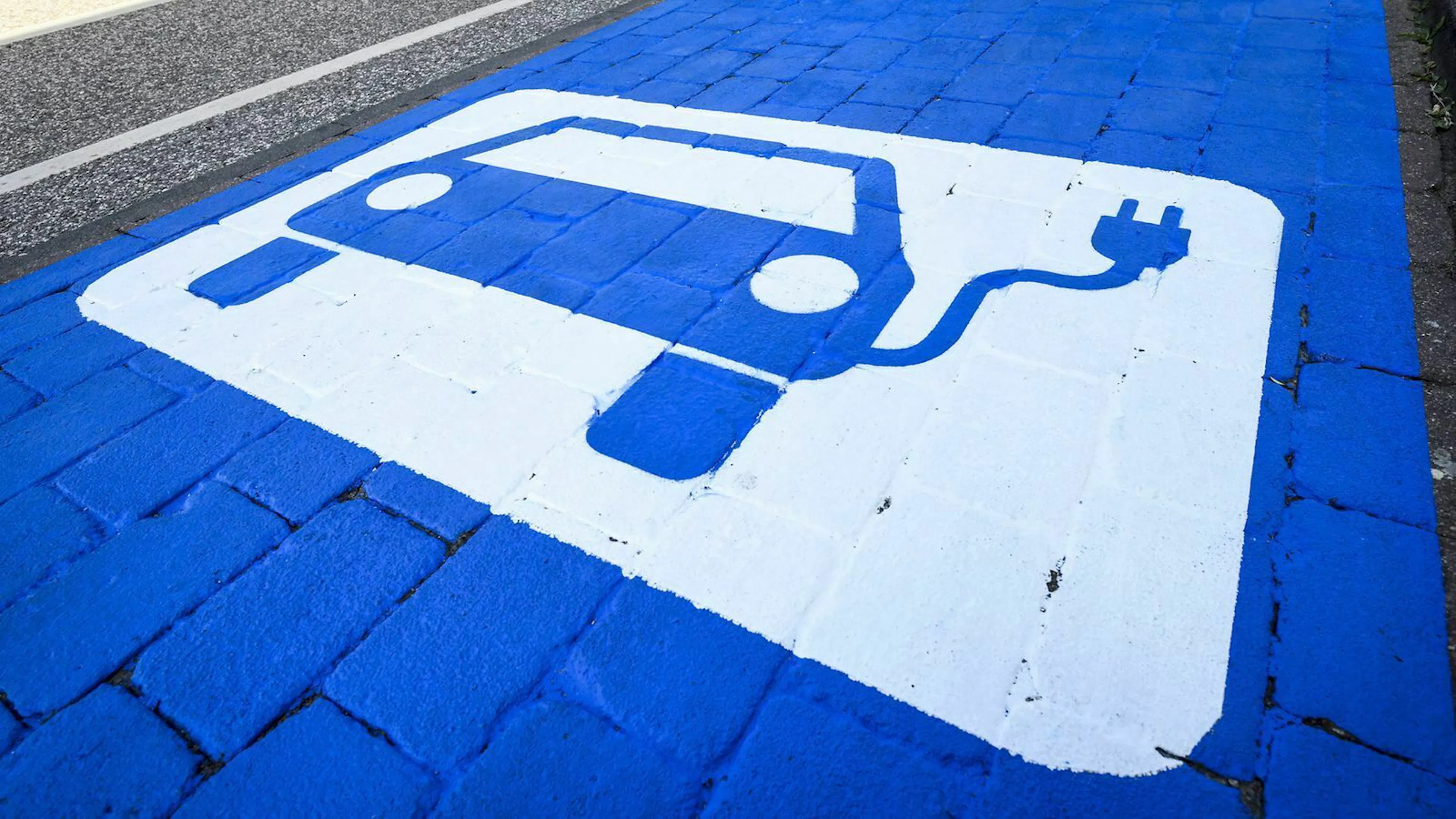 An der Raststätte Dammer Berge findest du auch Aufladestationen für Elektroautos.