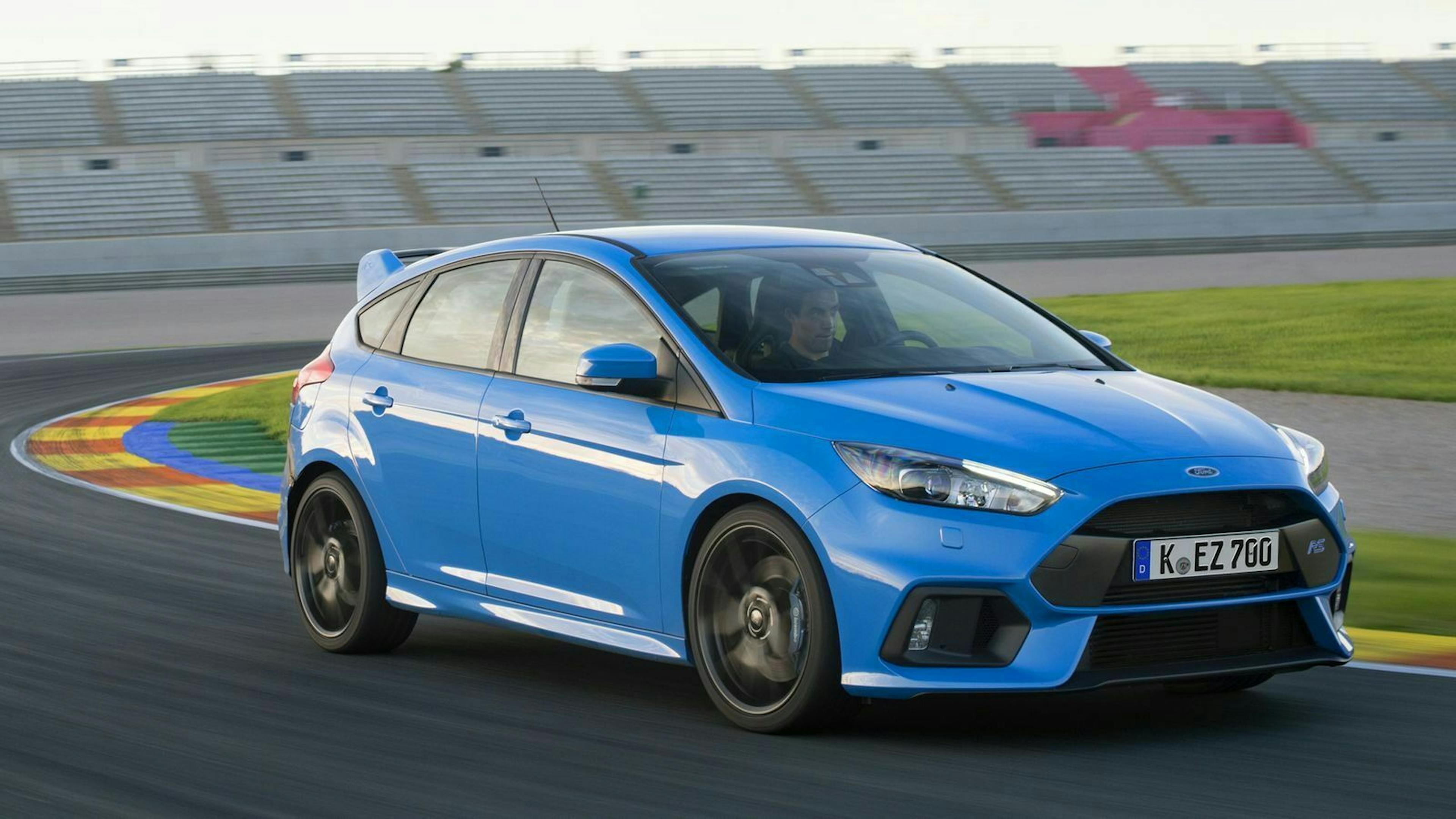 Zu sehen ist der Ford Focus RS MK III, fahrend 