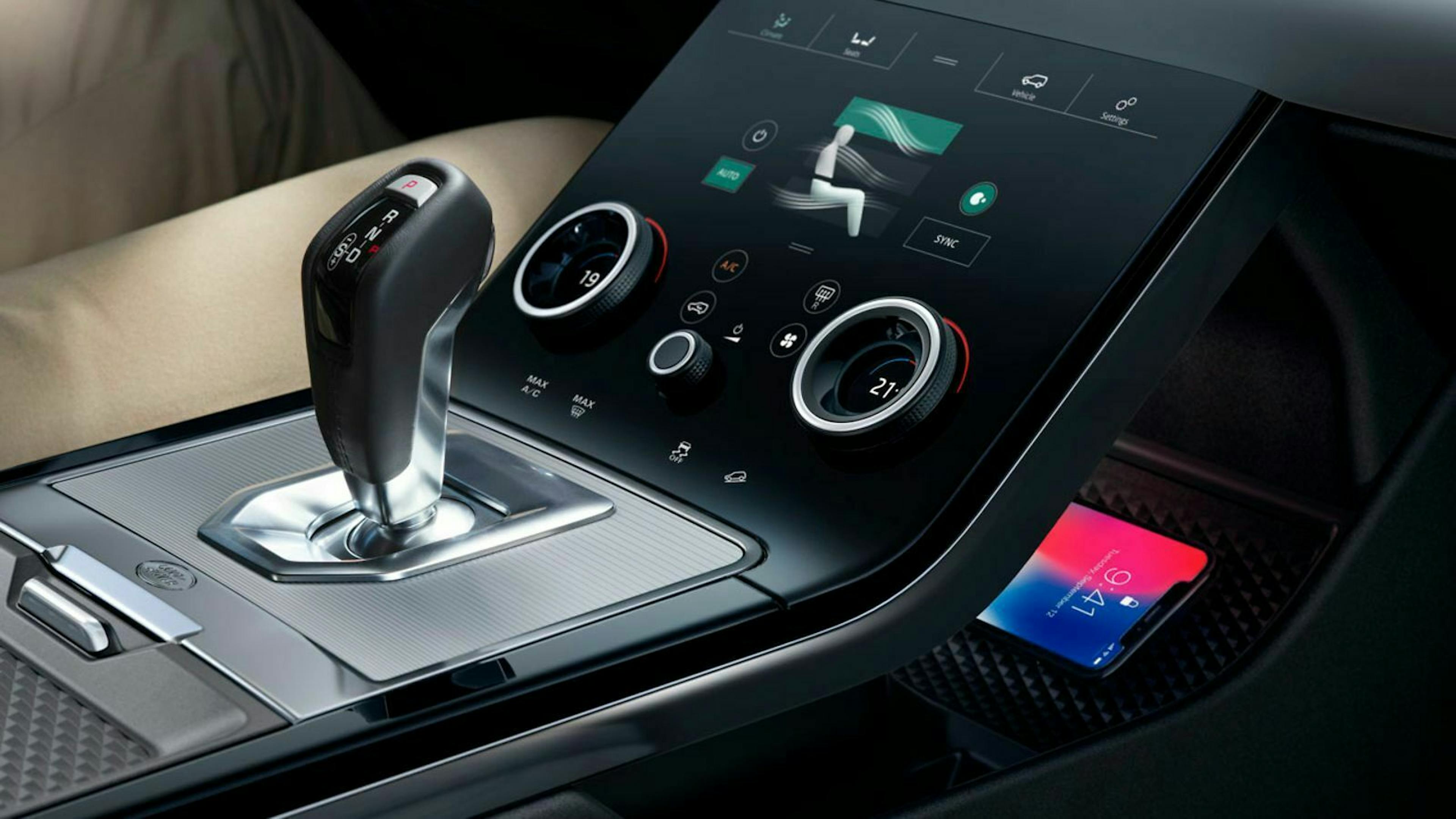 Der Bildschirm für die Bedienung der Klimaanlage schwebt frei, dadurch gibt es dahinter Platz fürs Handy