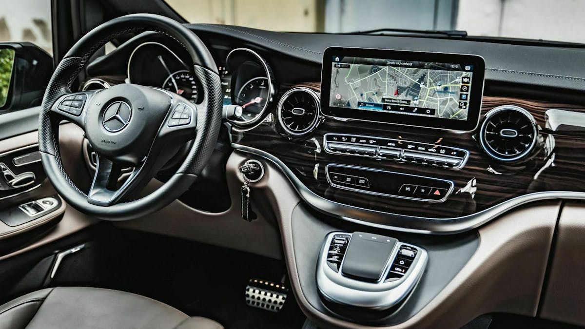 Zu sehen ist das Cockpit des Mercedes V300d