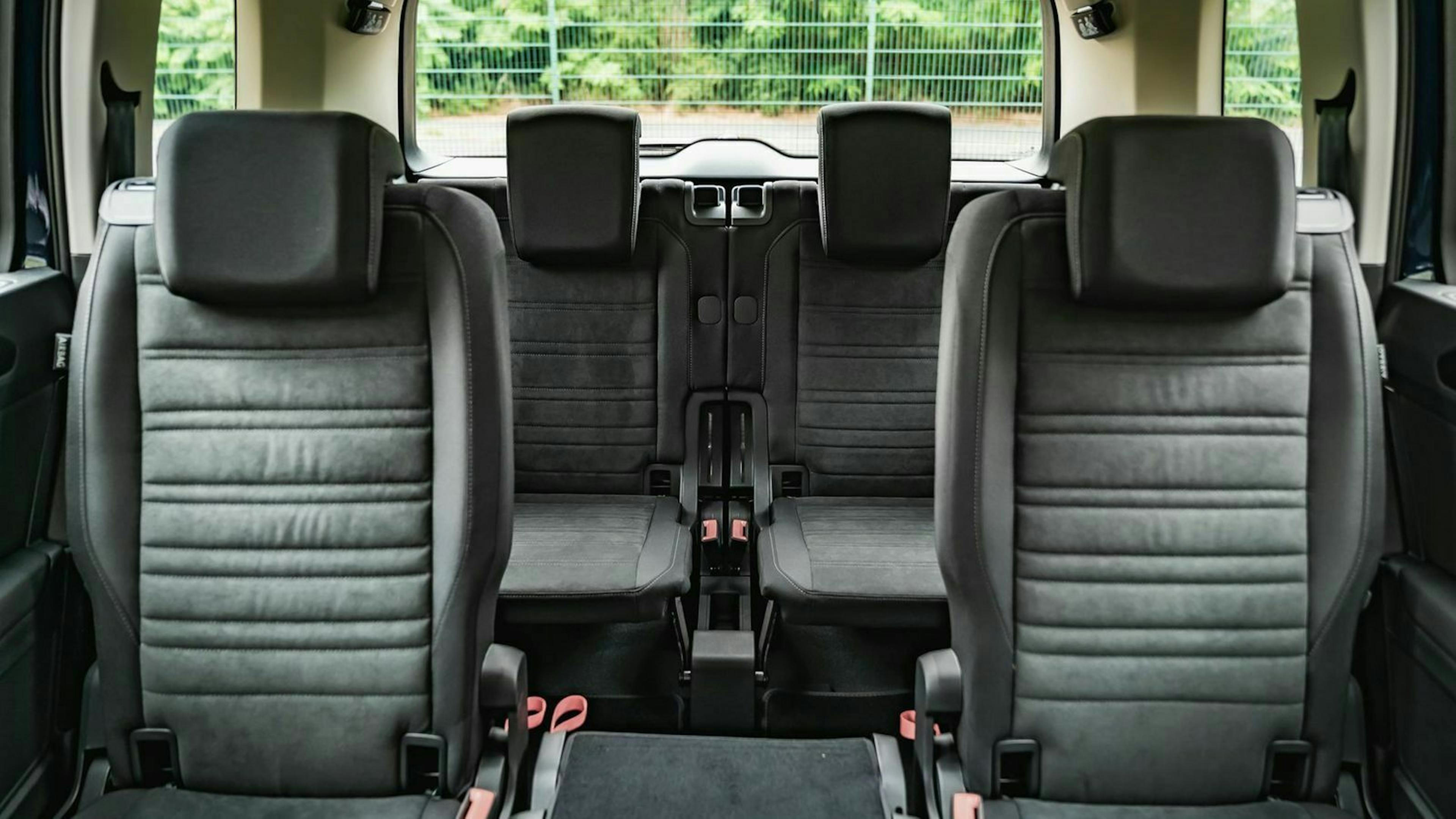 Zu sehen sind die mittlere und hintere Sitzreihe des VW Touran