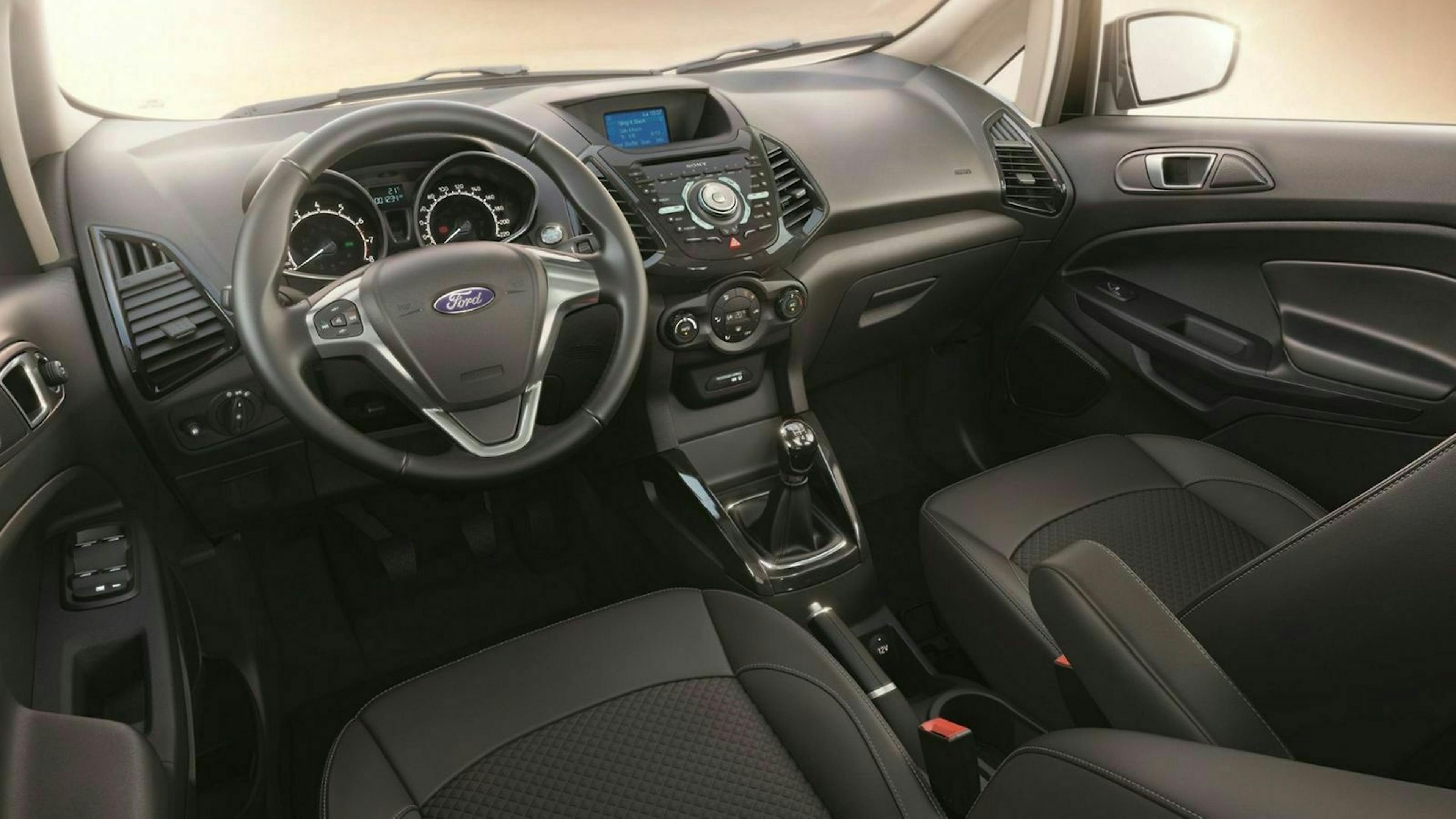 Blick auf das Cockpit des Ford Ecosport vor dem Facelift
