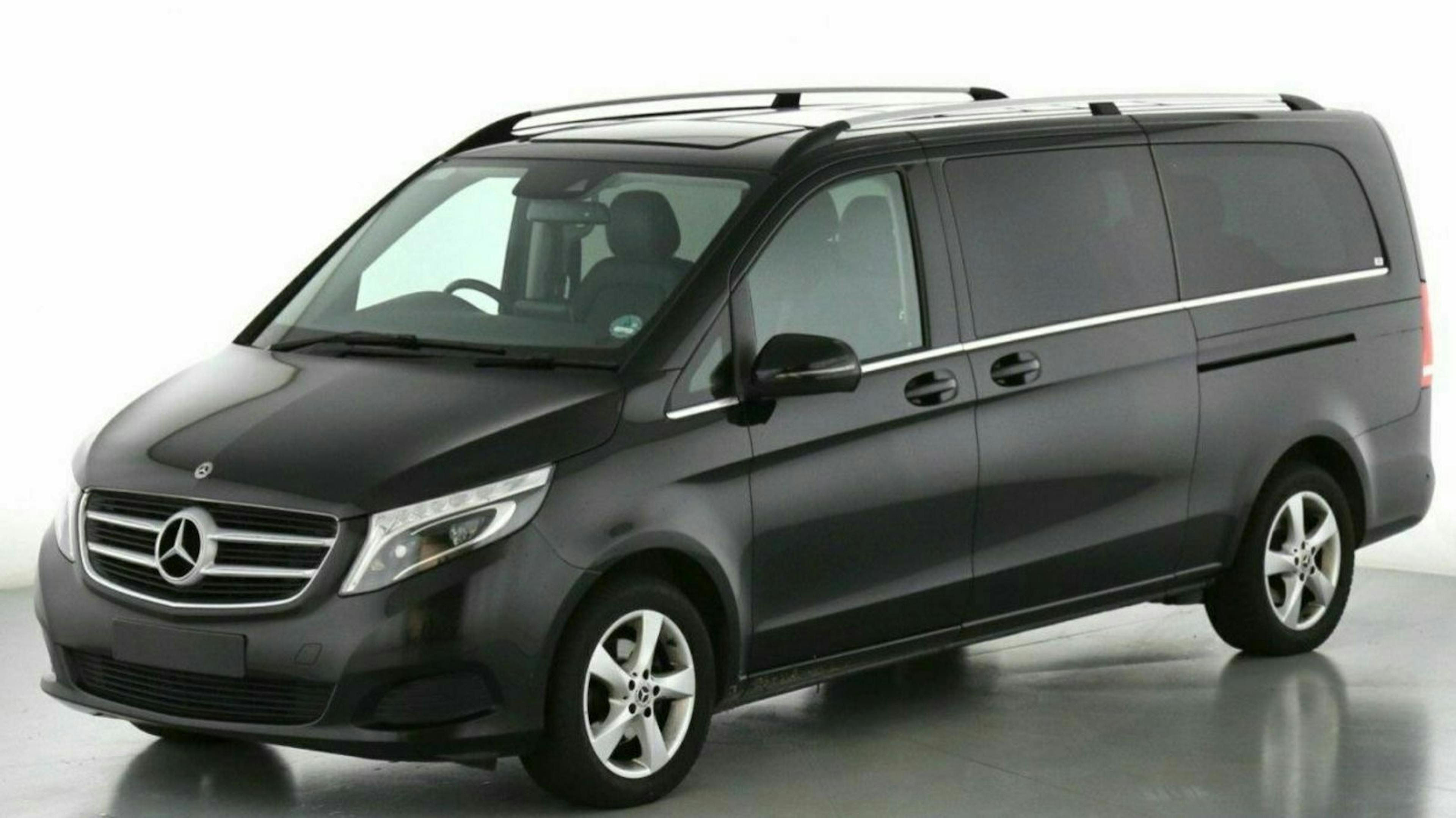 Schwarzer Mercedes-Benz V-Klasse Kleinbus auf neutralem Hintergrund, seitliche Frontansicht, vier Türen, modernes Design.