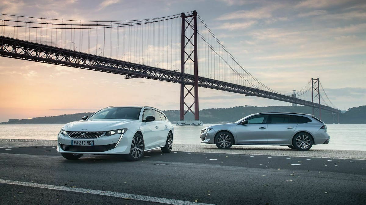 Zu sehen sind zwei Peugeot 508 SW Fahrzeuge, stehend
