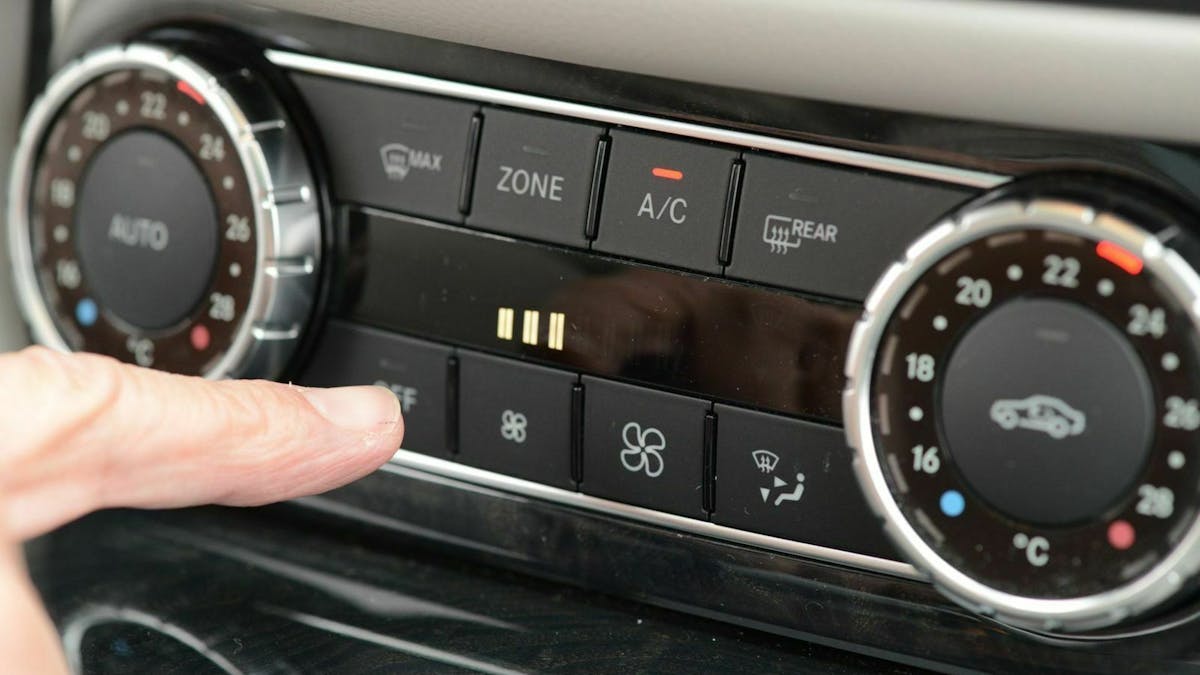 Zu sehen ist eine Klima-Technik in einem Fahrzeug