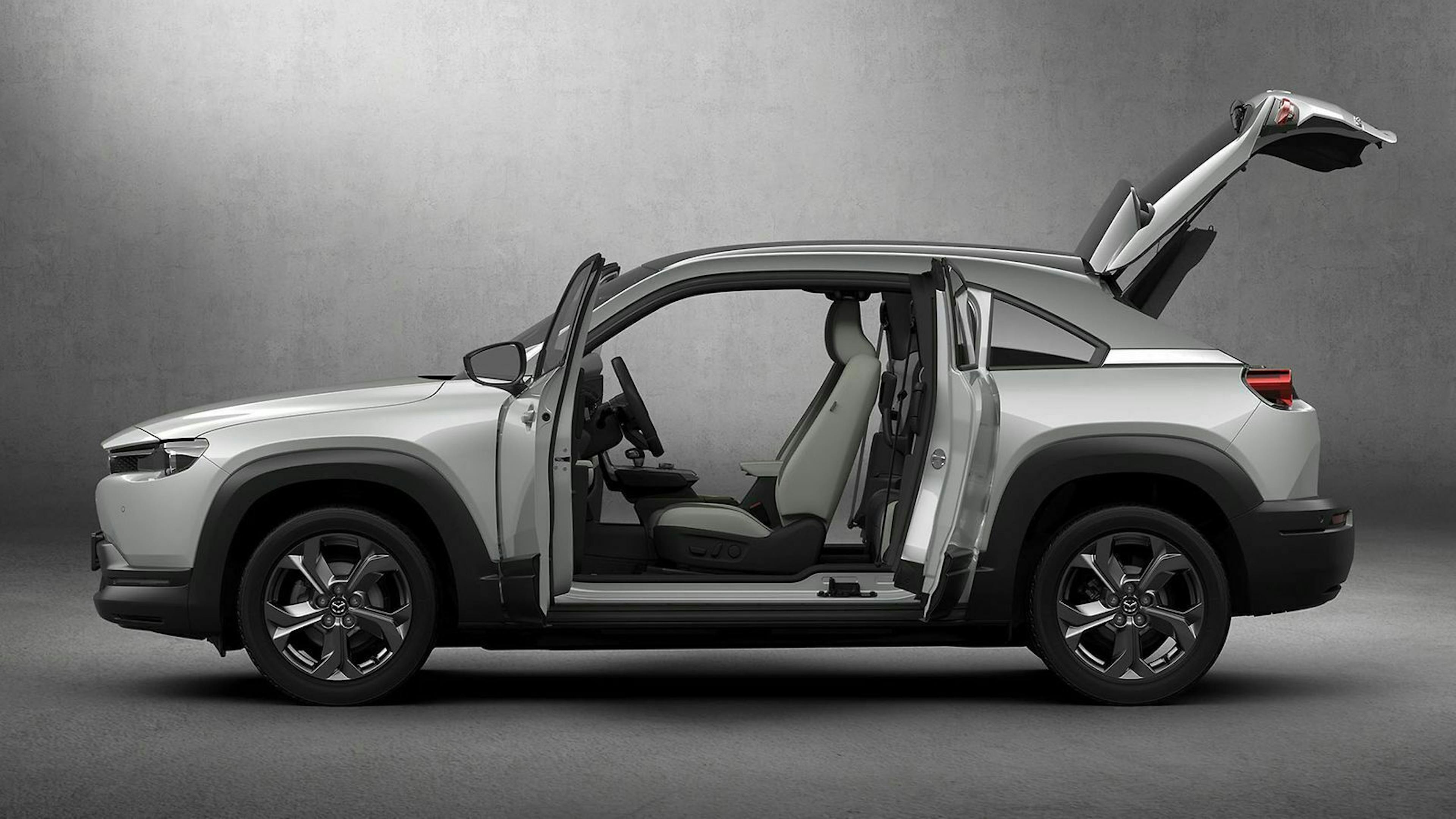 Auf die B-Säule verzichtet Mazda beim MX-30. Die Türen öffnen gegenläufig