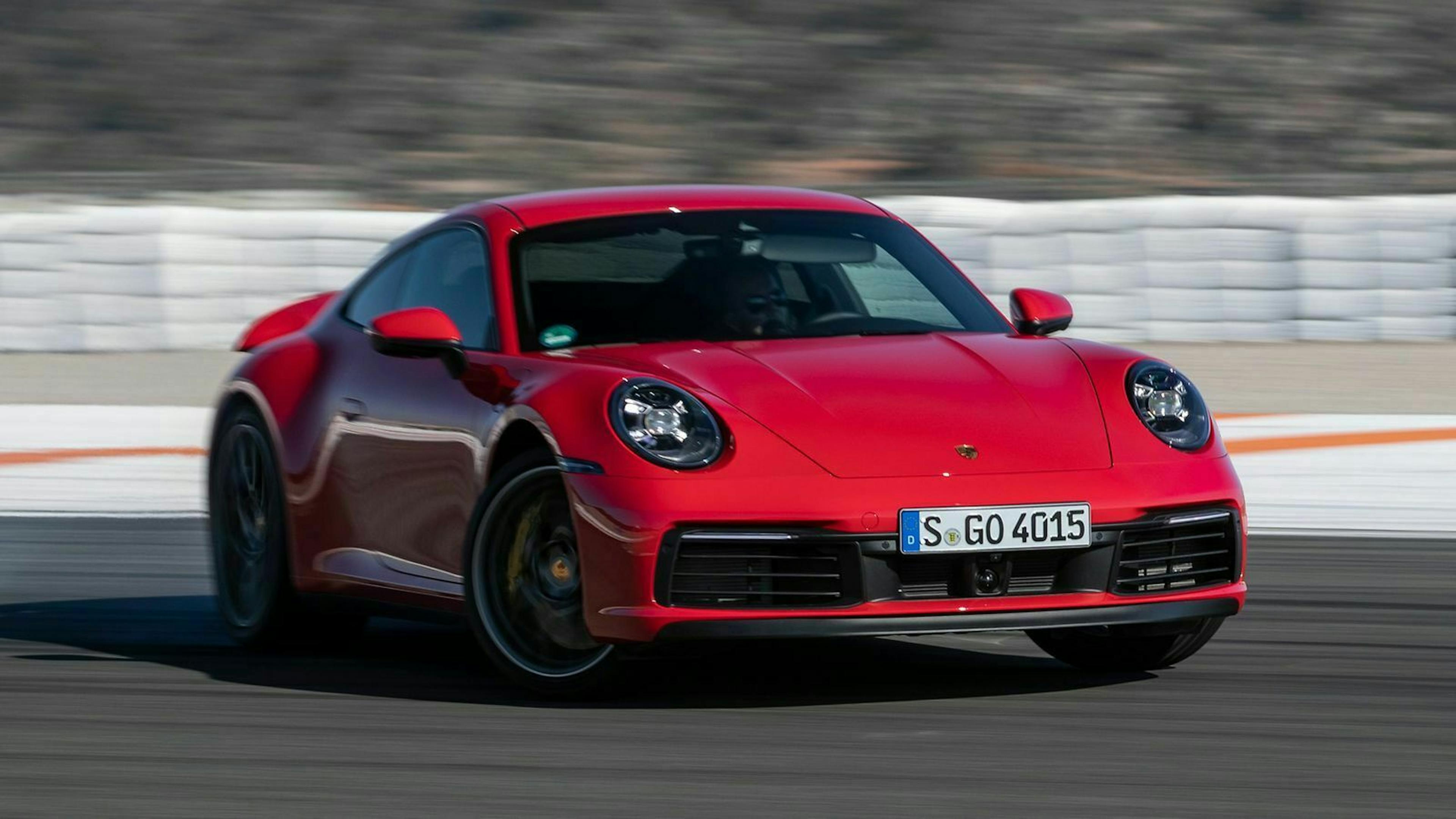 Porsche 911 dynamisch auf der Rennstrecke