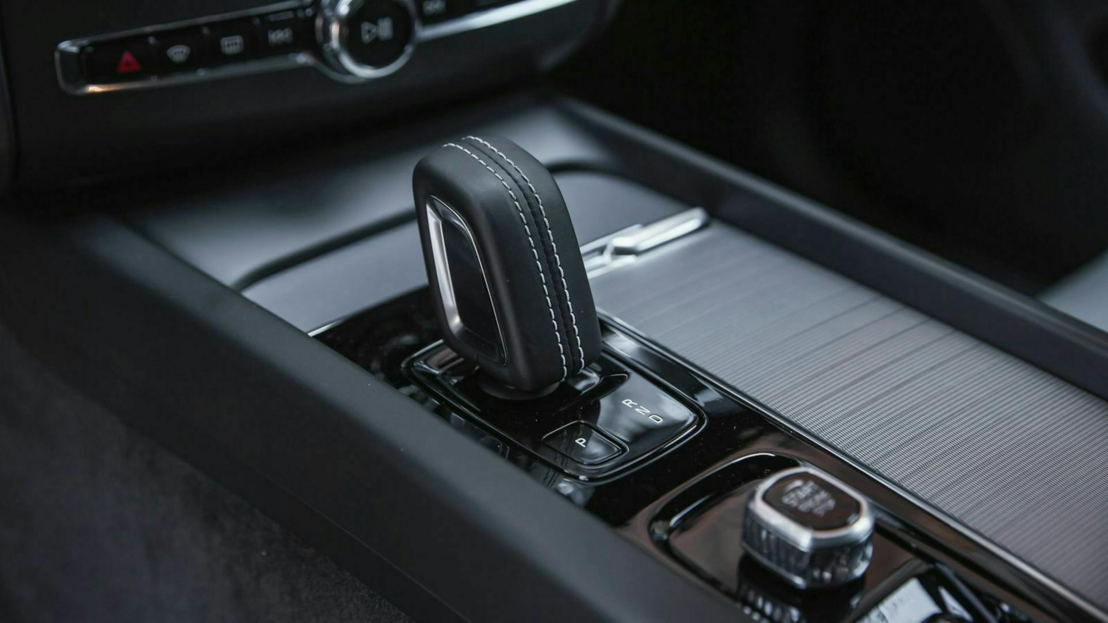 Nervig: Wer von “R” auf “D” wechseln will, muss zweimal am Hebel ziehen