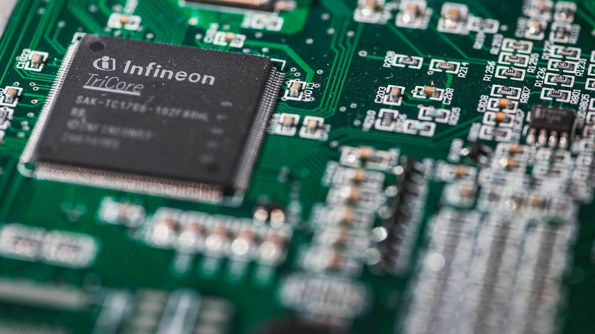 Nahaufnahme einer Platine mit einem Prozessor von Infineon