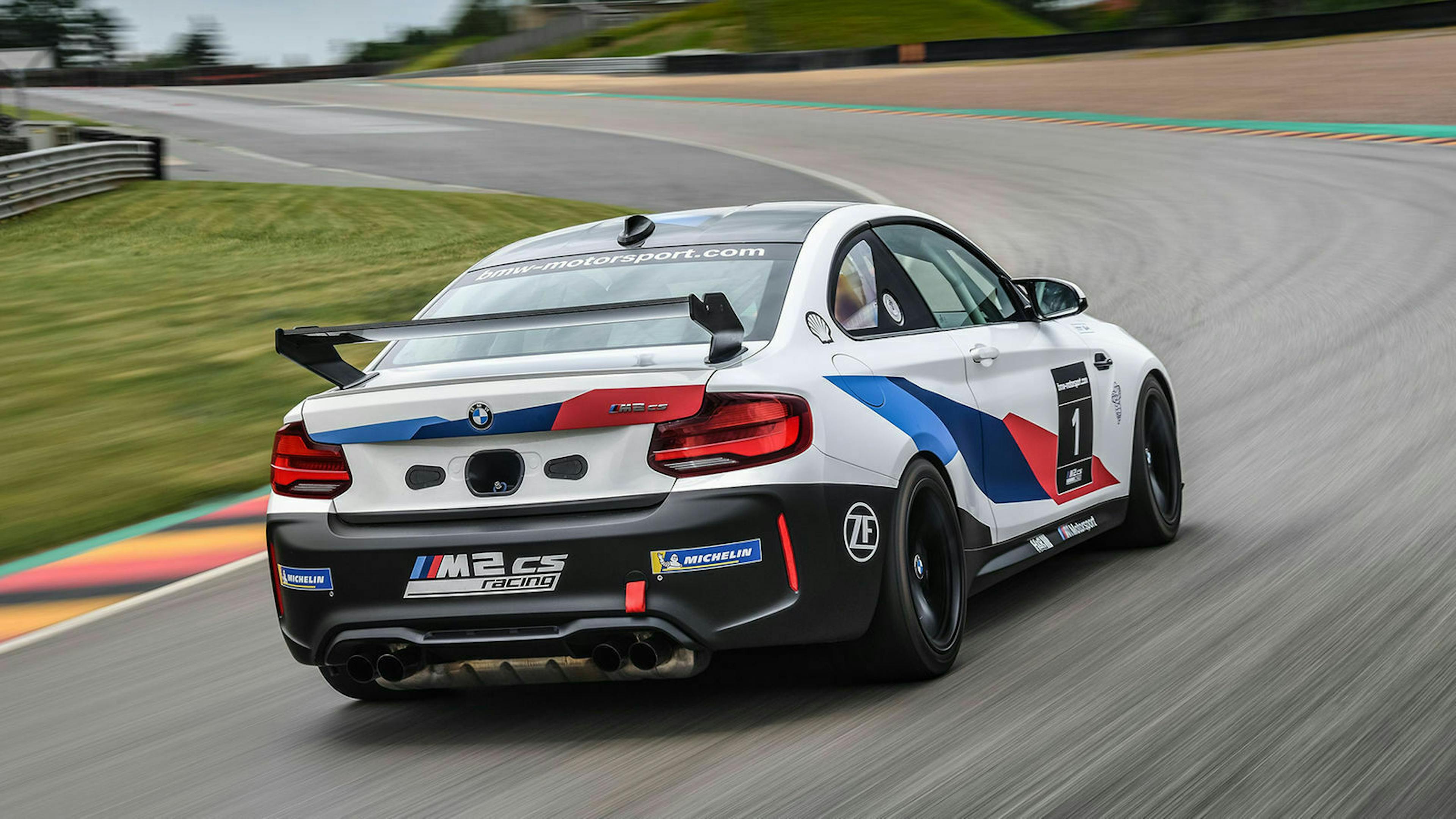 BMW M2 CS Racing dynamisch von hinten