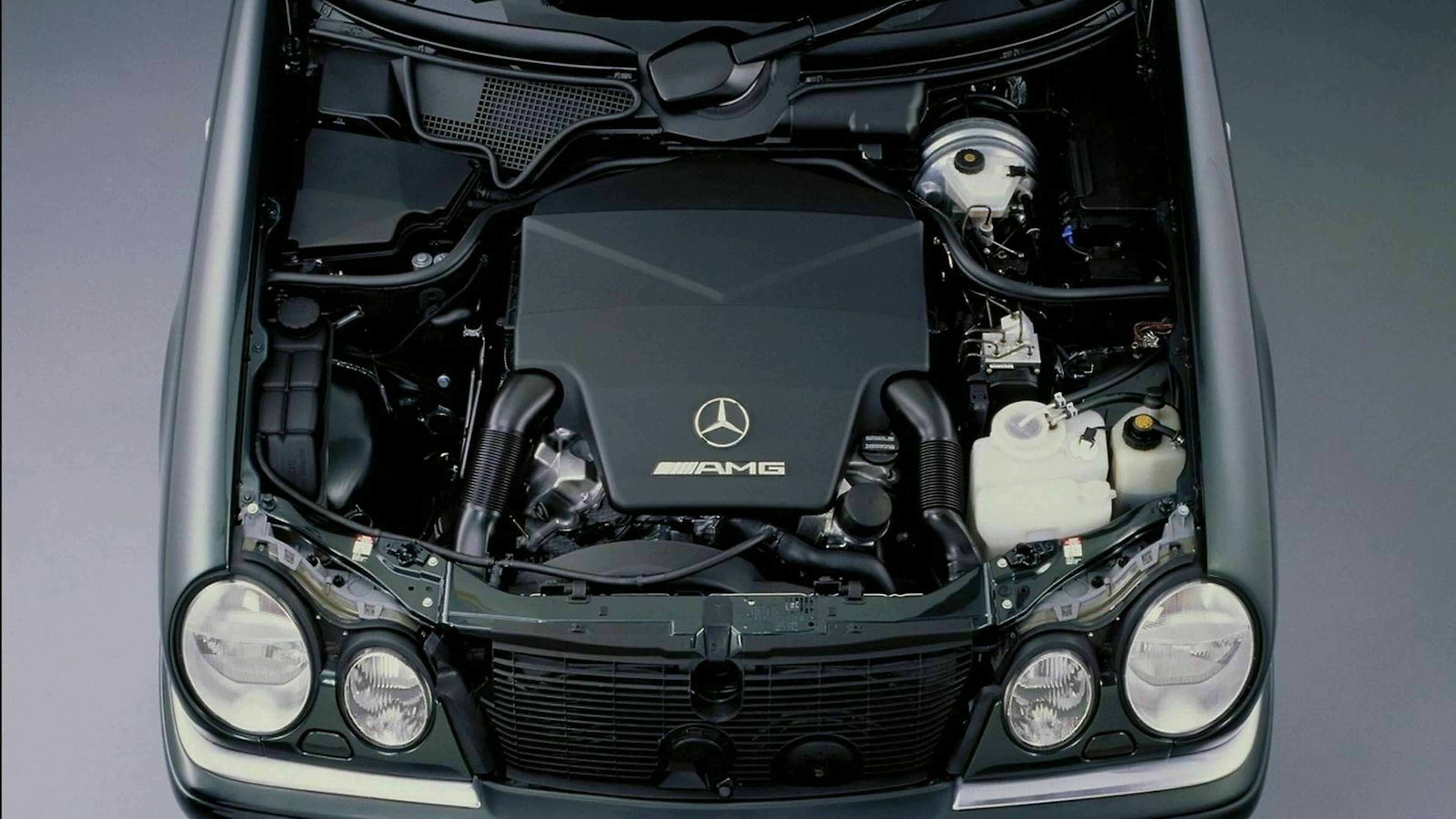 Mercedes E-Klasse mit geöffneter Motorhaube mit Blick auf den Motor