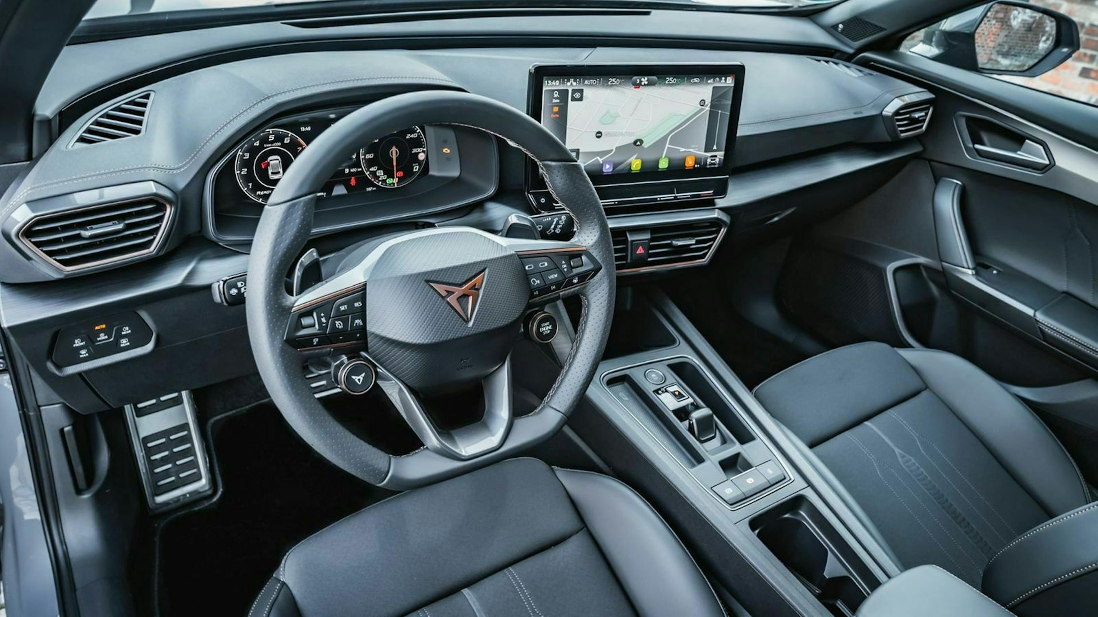 Zu sehen ist das Cockpit des Cupra Formentor 