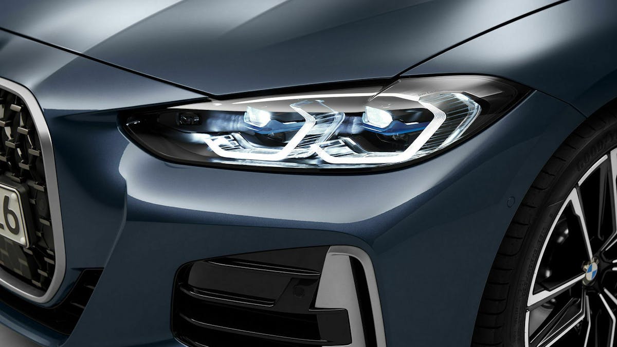Zu sehen ist der linke Scheinwerfer des BMW 4er Coupé 2020
