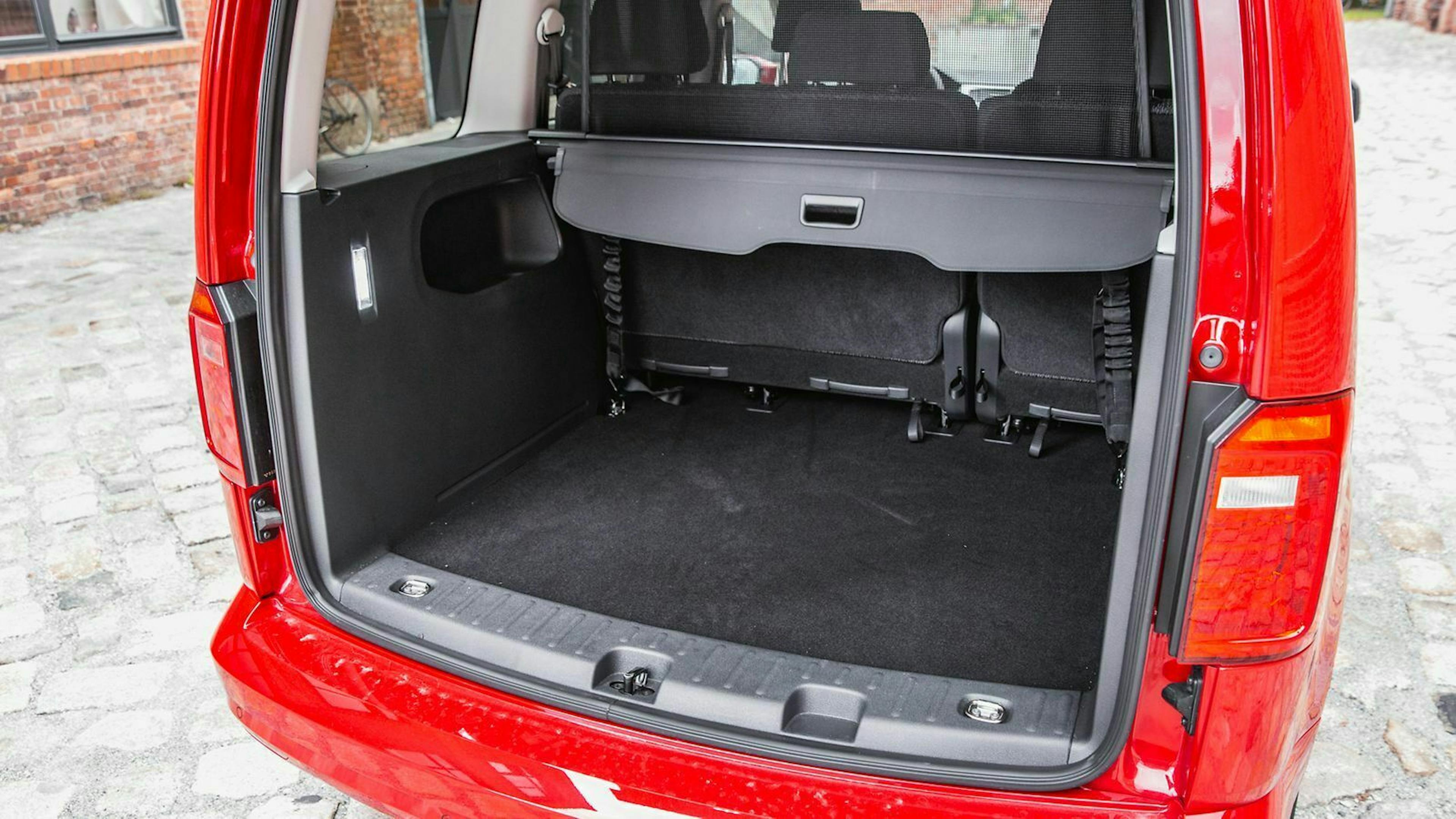 Der Kofferraum des VW Caddy fasst in fünfsitziger Konfiguration 918 Liter