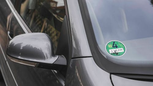 Grüne Plakette an Auto sorgt für Rätsel - warum fehlt ein Stück des  Aufklebers?