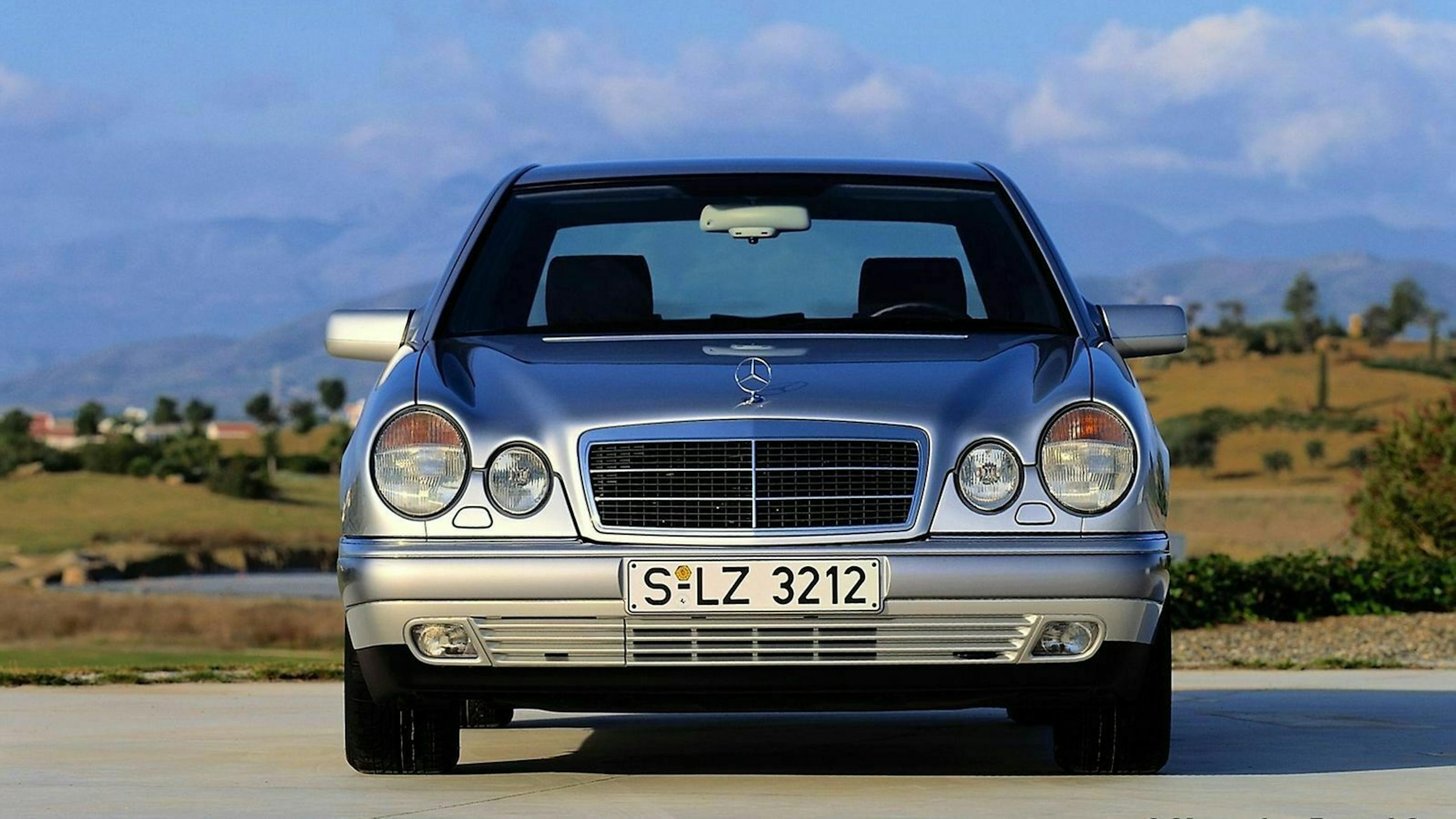 Mercedes E-Klasse in der Frontansicht, stehend