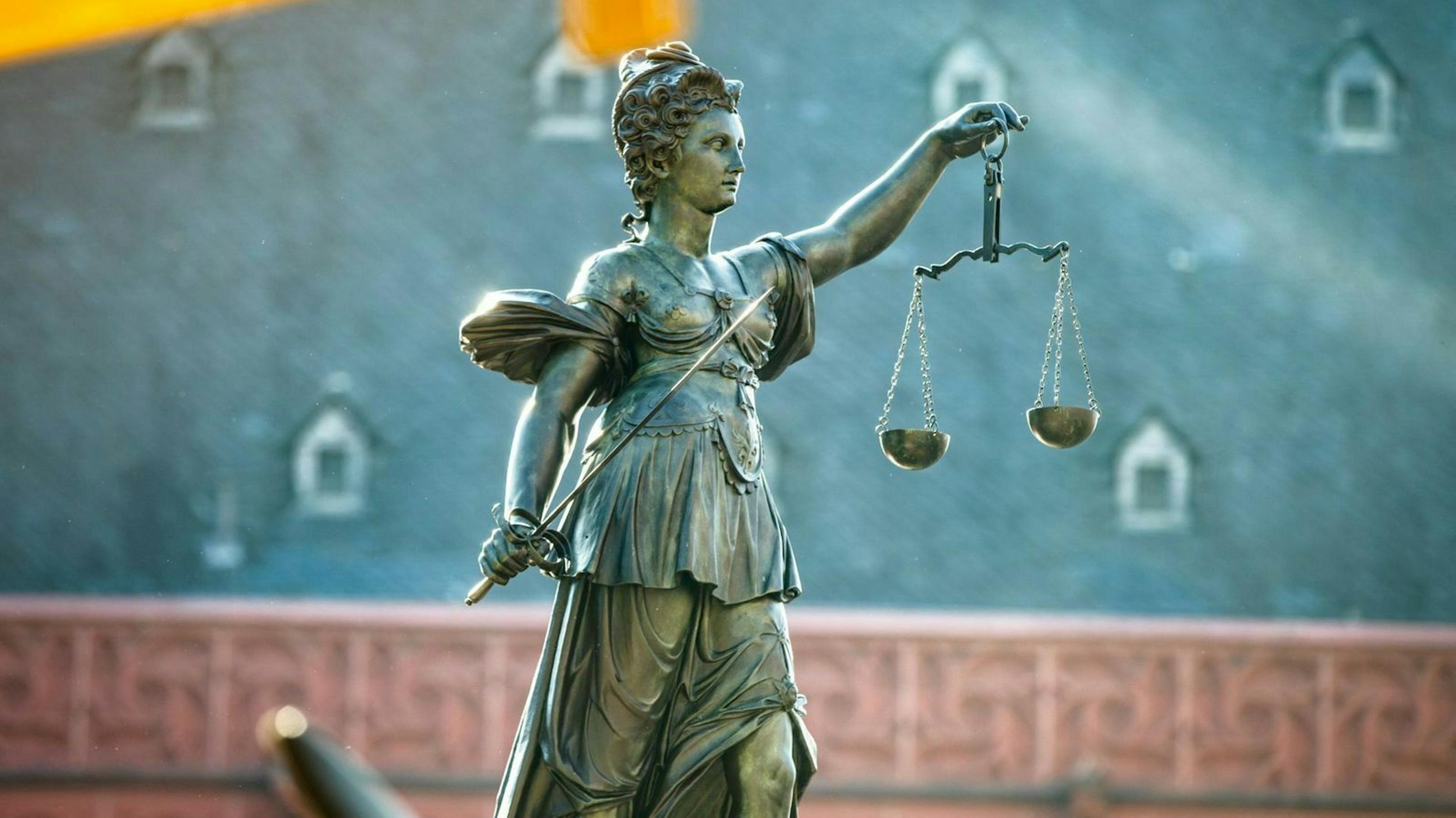 Zu sehen ist eine Statue der Justitia