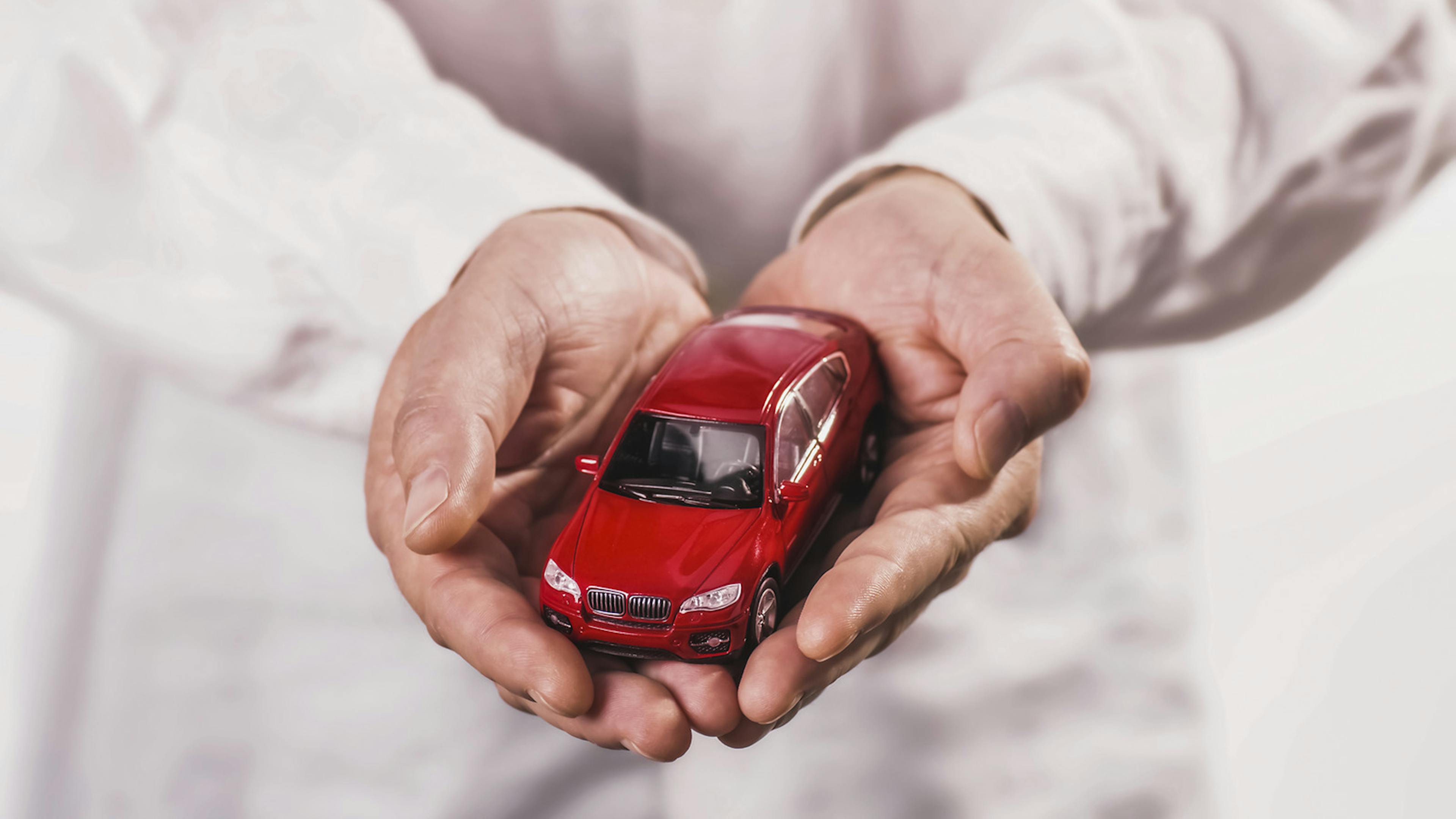 Nach Abschluss des Kaufvertrags solltest du sowohl die Versicherung als auch die Zulassungsstelle über den Verkauf informieren.