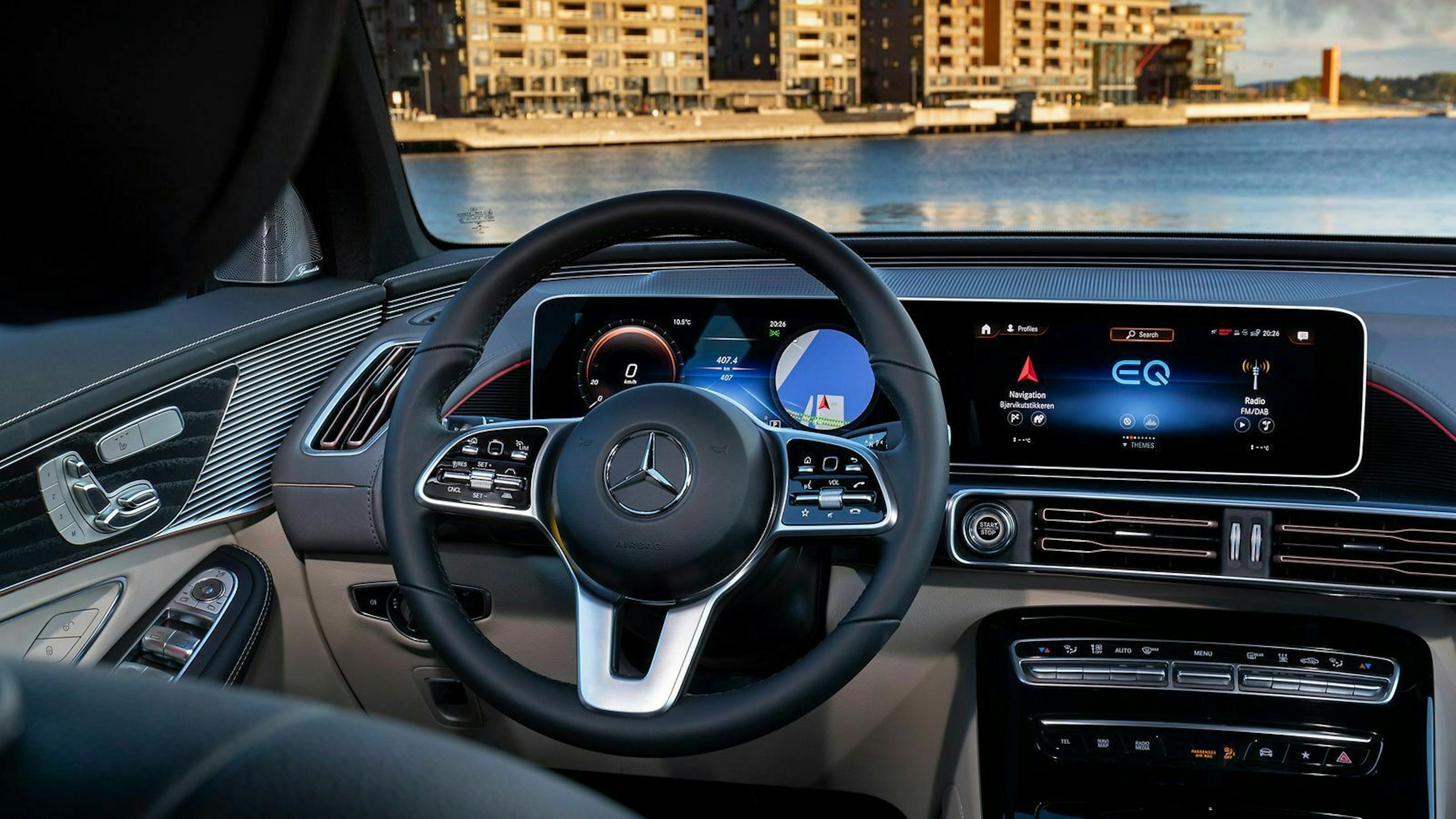 Mercedes EQC Innenraum: Widescreen-Display und das Infotainment MBUX gibt es im Elektroauto serienmäßig