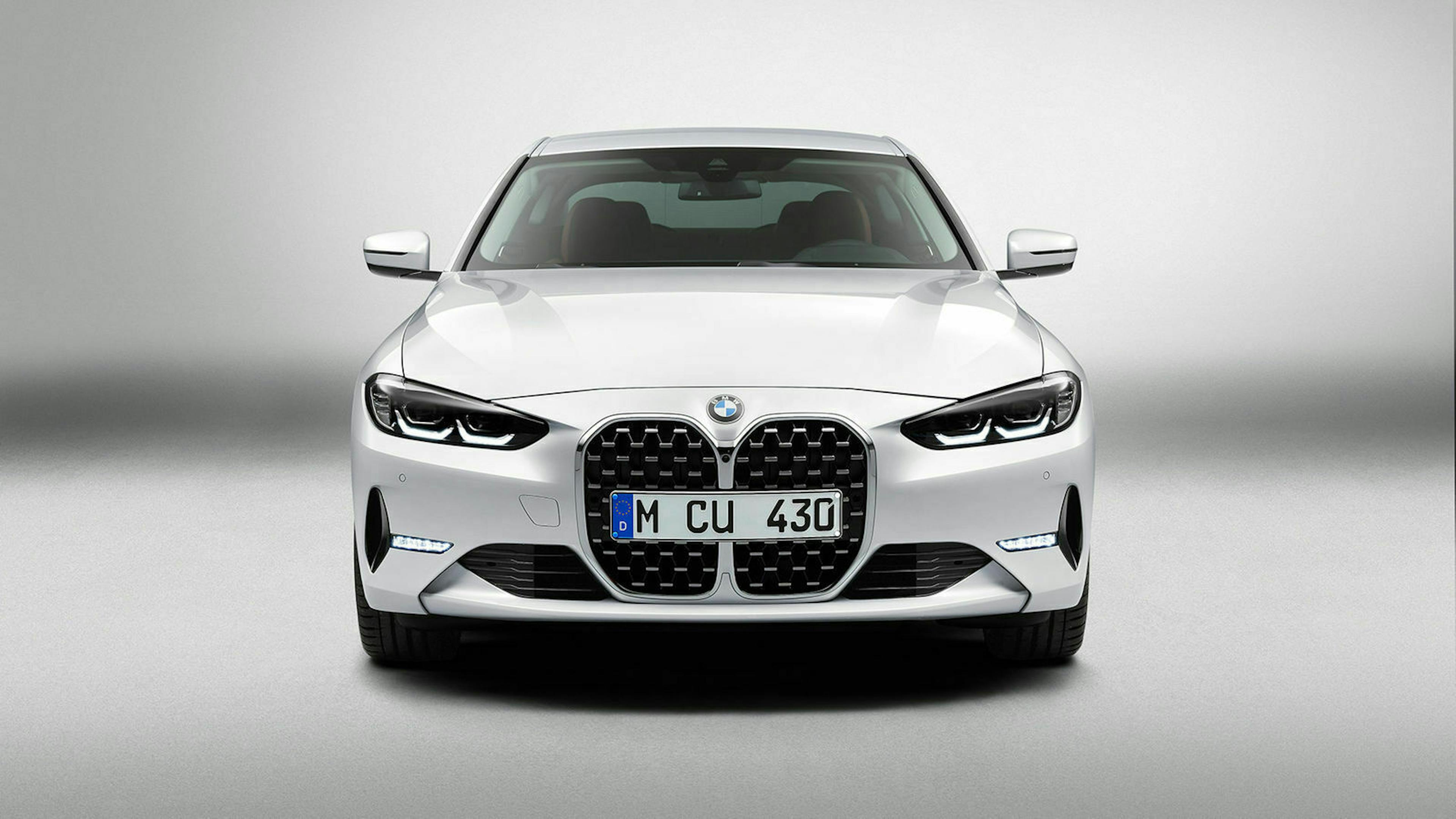 Zu sehen ist die Front des BMW 4er Coupé 2020 (weiß)