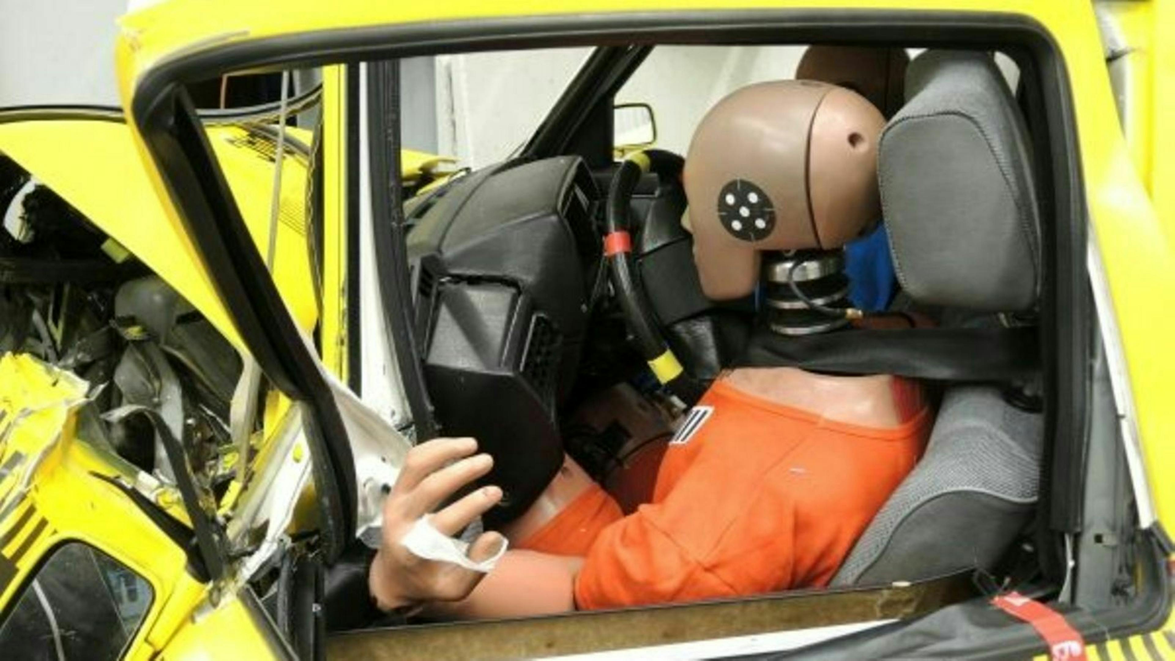 Zu sehen ist ein Crashtest Dummy