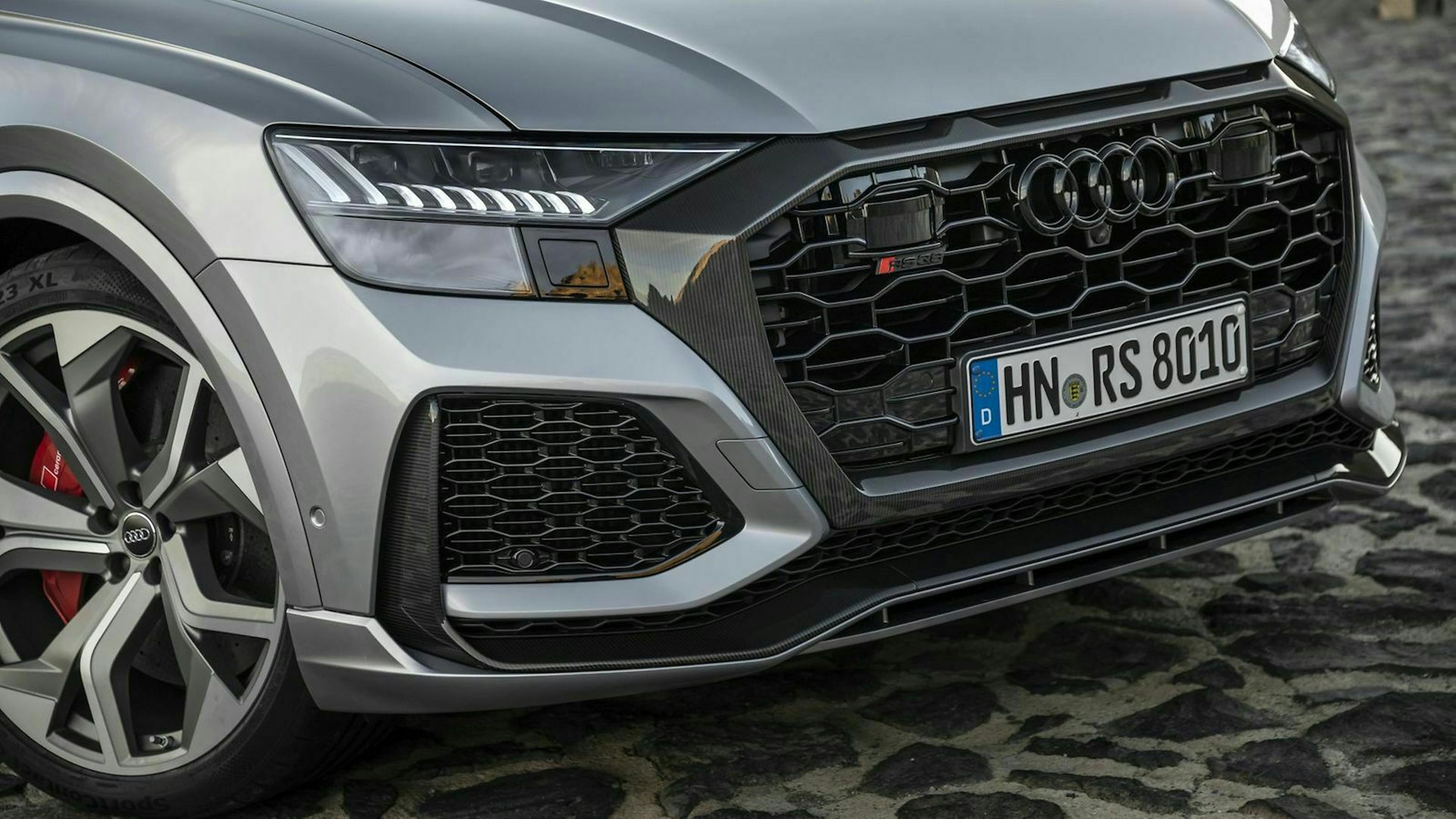 Zu sehen ist die Front des Audi RS Q8