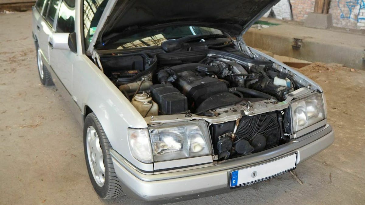 Mercedes E-Klasse mit geöffneter Motorhaube