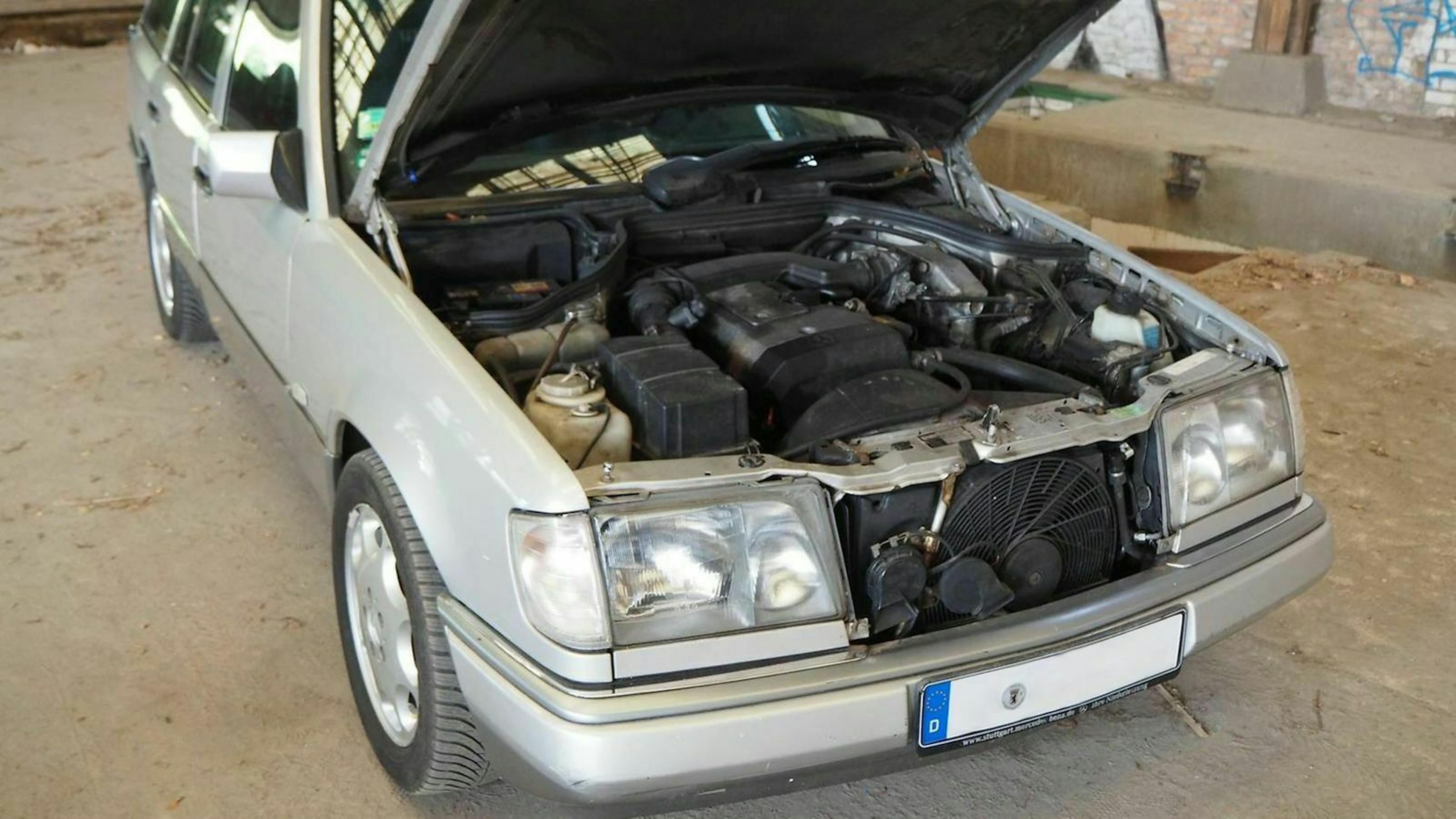 Mercedes E-Klasse mit geöffneter Motorhaube
