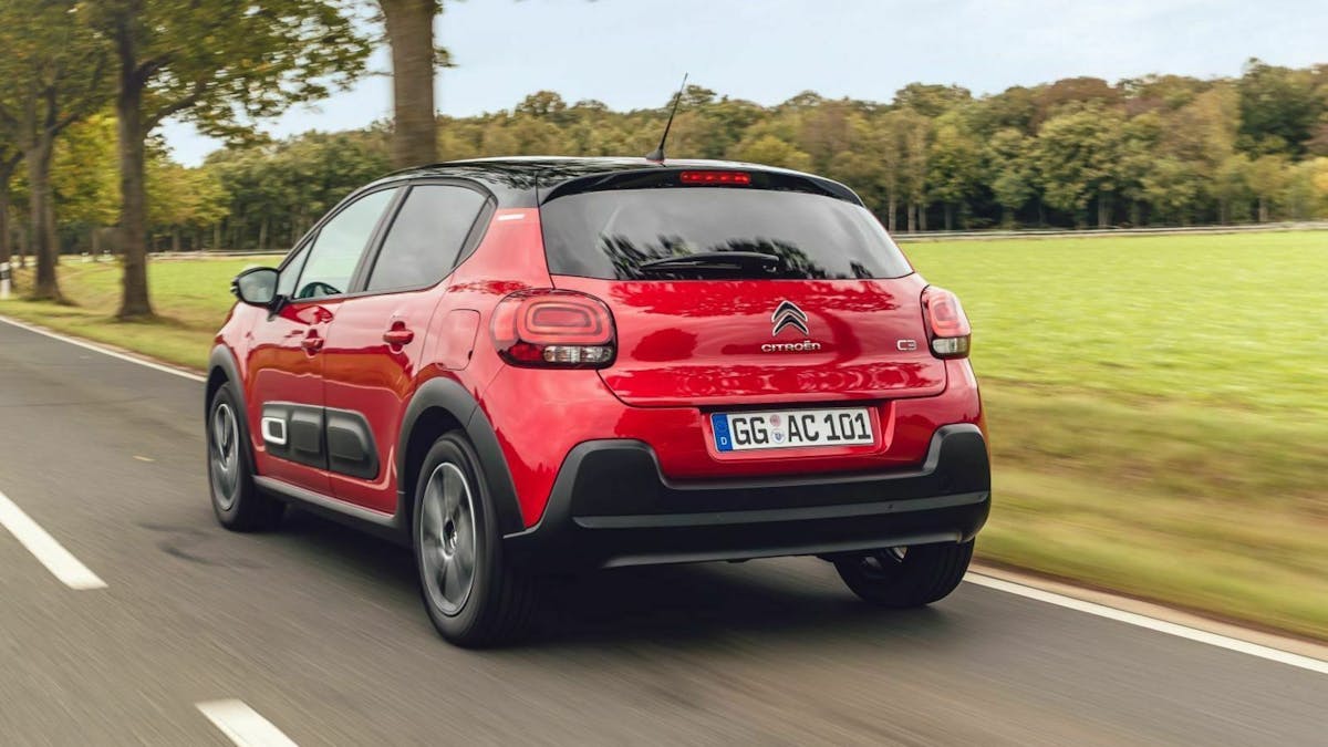 Zu sehen ist der Citroën 3 von hinten, fahrend