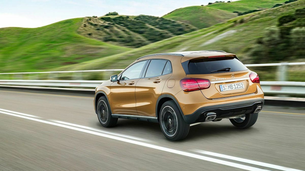 Zu sehen ist der Mercedes GLA X156 von hinten, fahrend
