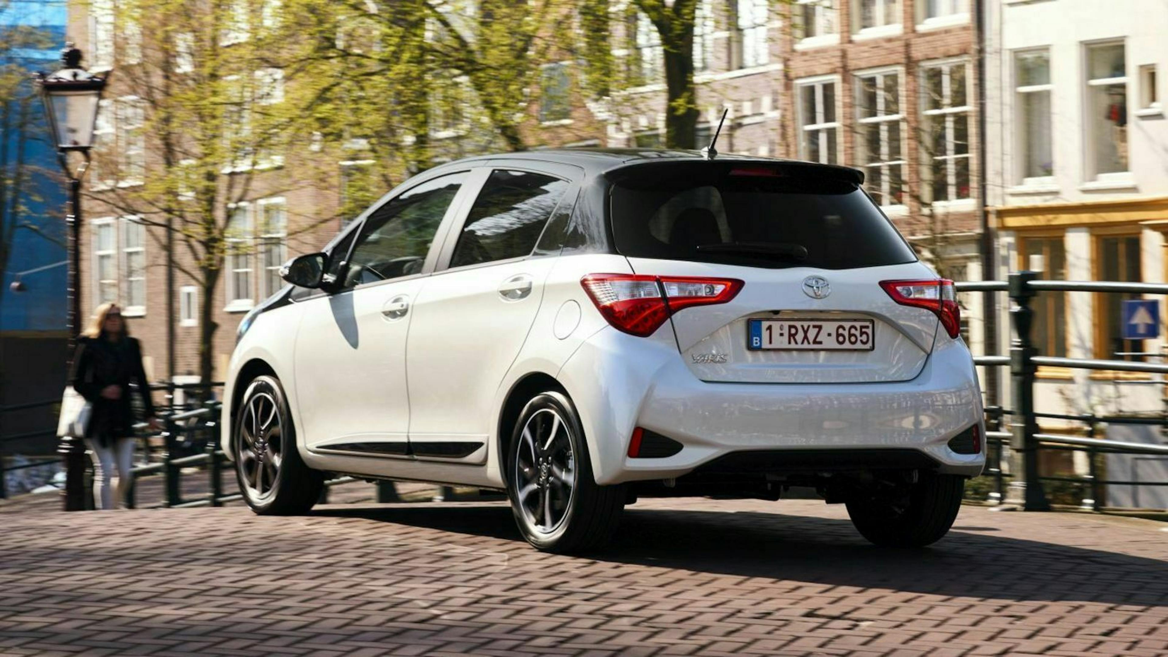 Zu sehen ist der Toyota Yaris von hinten, stehend