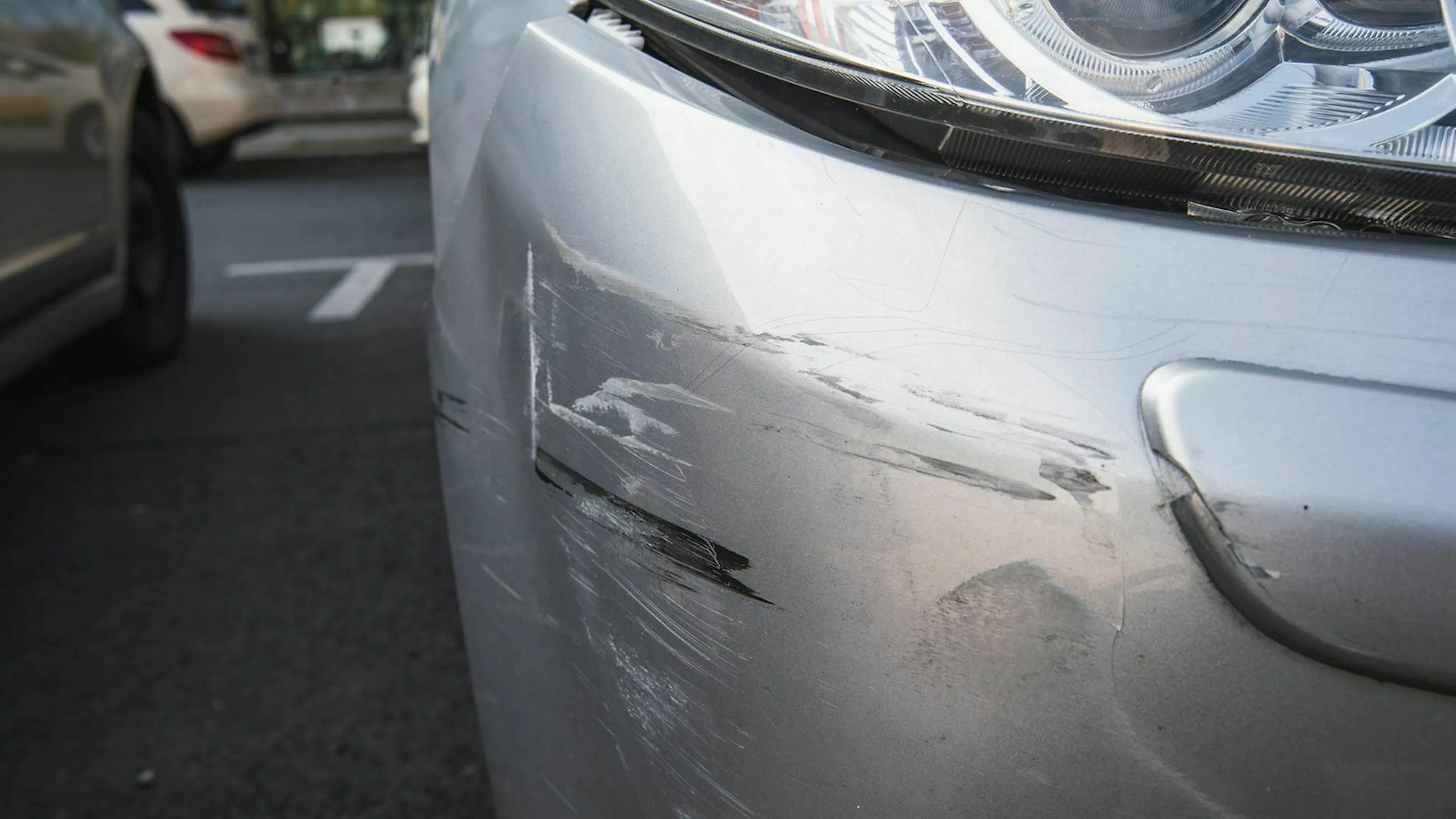 Hat der Lack deines Autos Kratzer und Schrammen, kannst du das Fahrzeug neu lackieren lassen. 