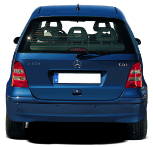 Blauer Mercedes A170 CDI von hinten, Parkplatz, Heckscheibe zeigt drei Kopfstützen, deutsches Kennzeichen ohne sichtbare Nummer.