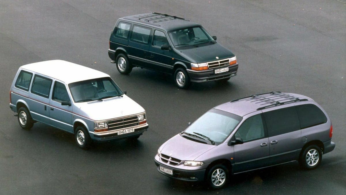 Zu sehen sind drei Chrysler Voyager Modelle