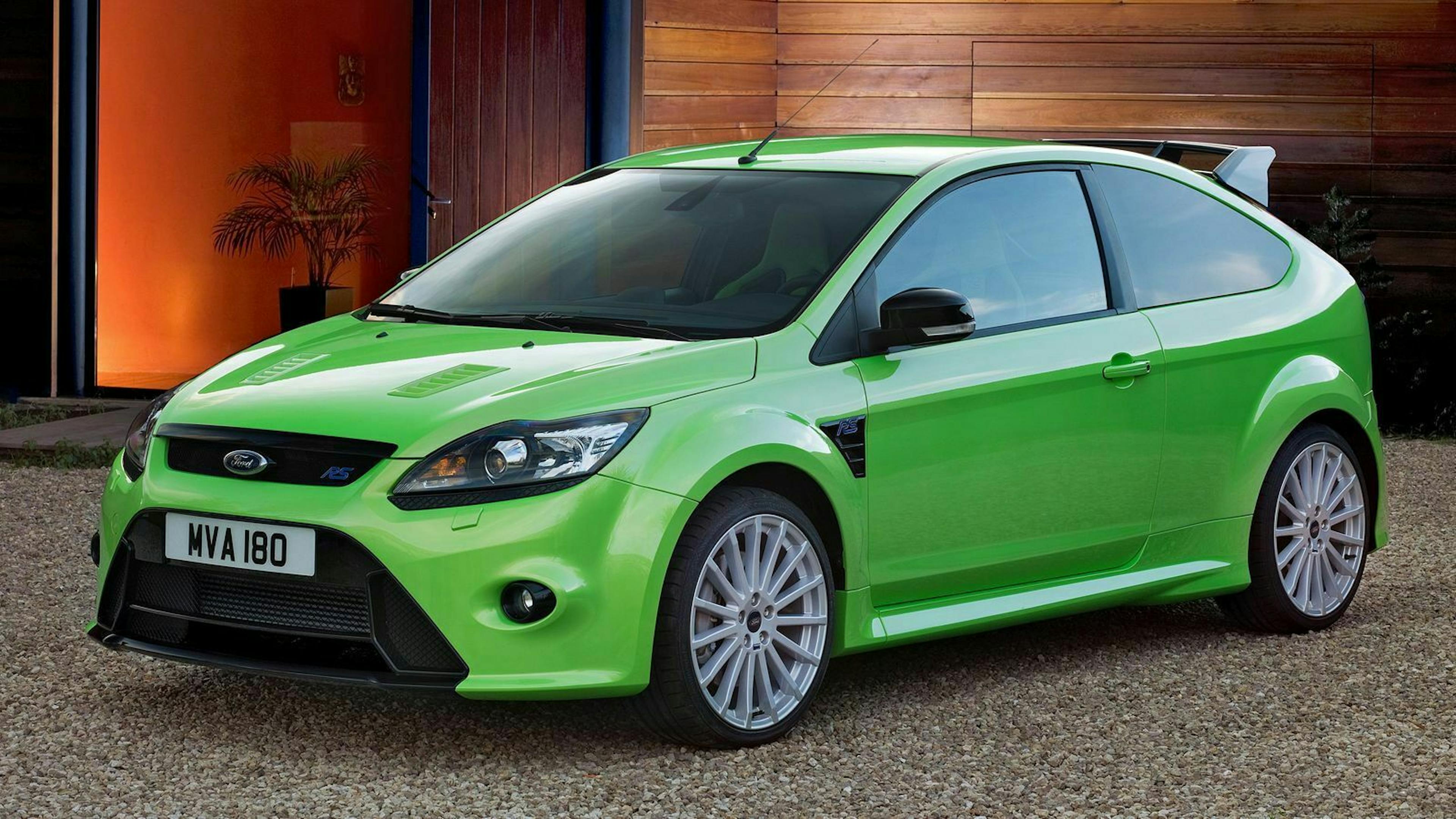 Zu sehen ist der Ford Focus RS MK II von vorne, stehend