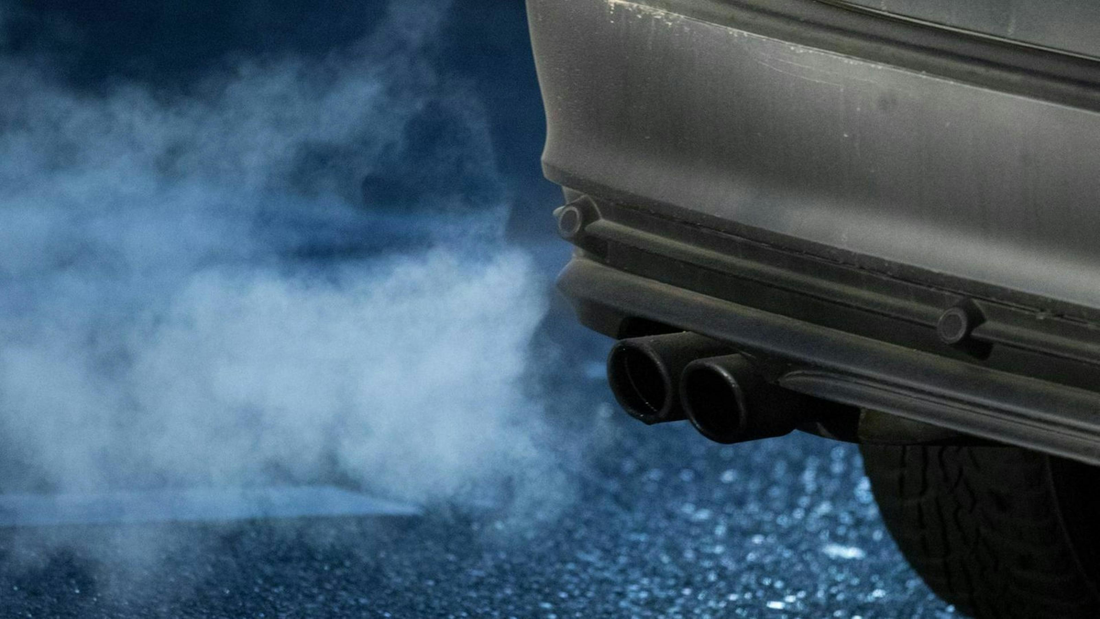 Zu sehen ist der Auspuff eines Dieselfahrzeuges