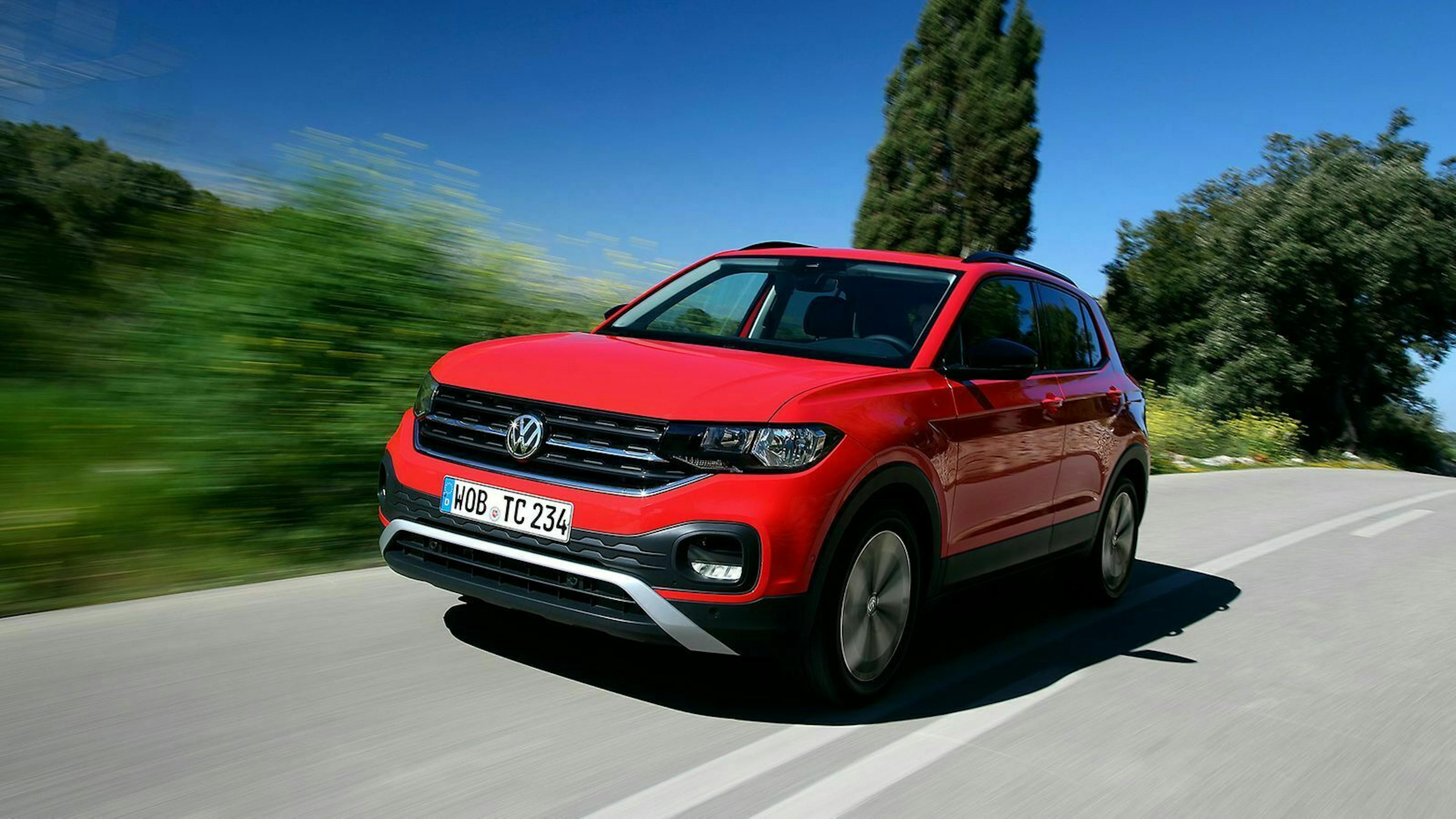 Ein roter VW T-Cross von vorne