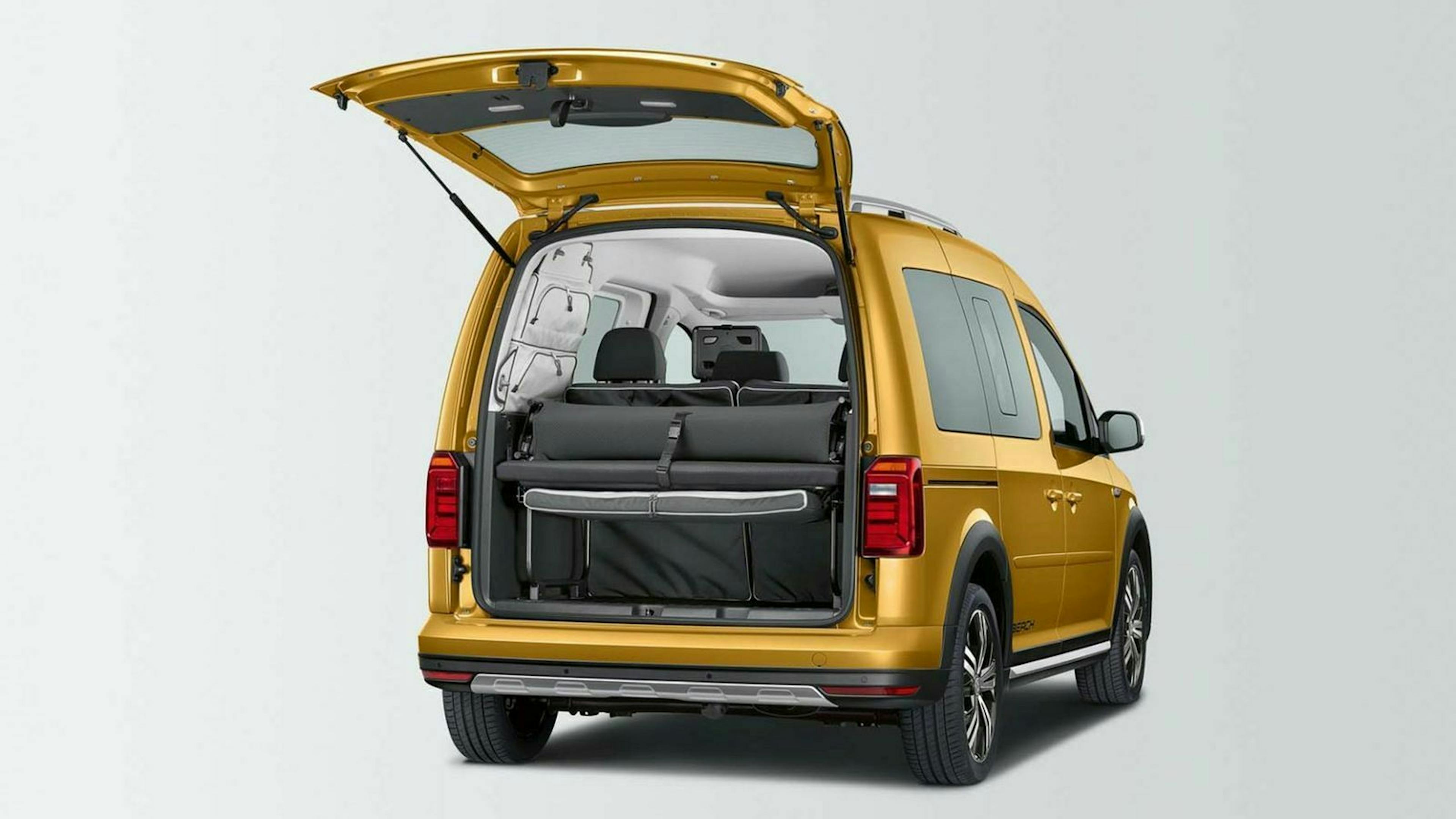VW Caddy mit offener Heckklappe