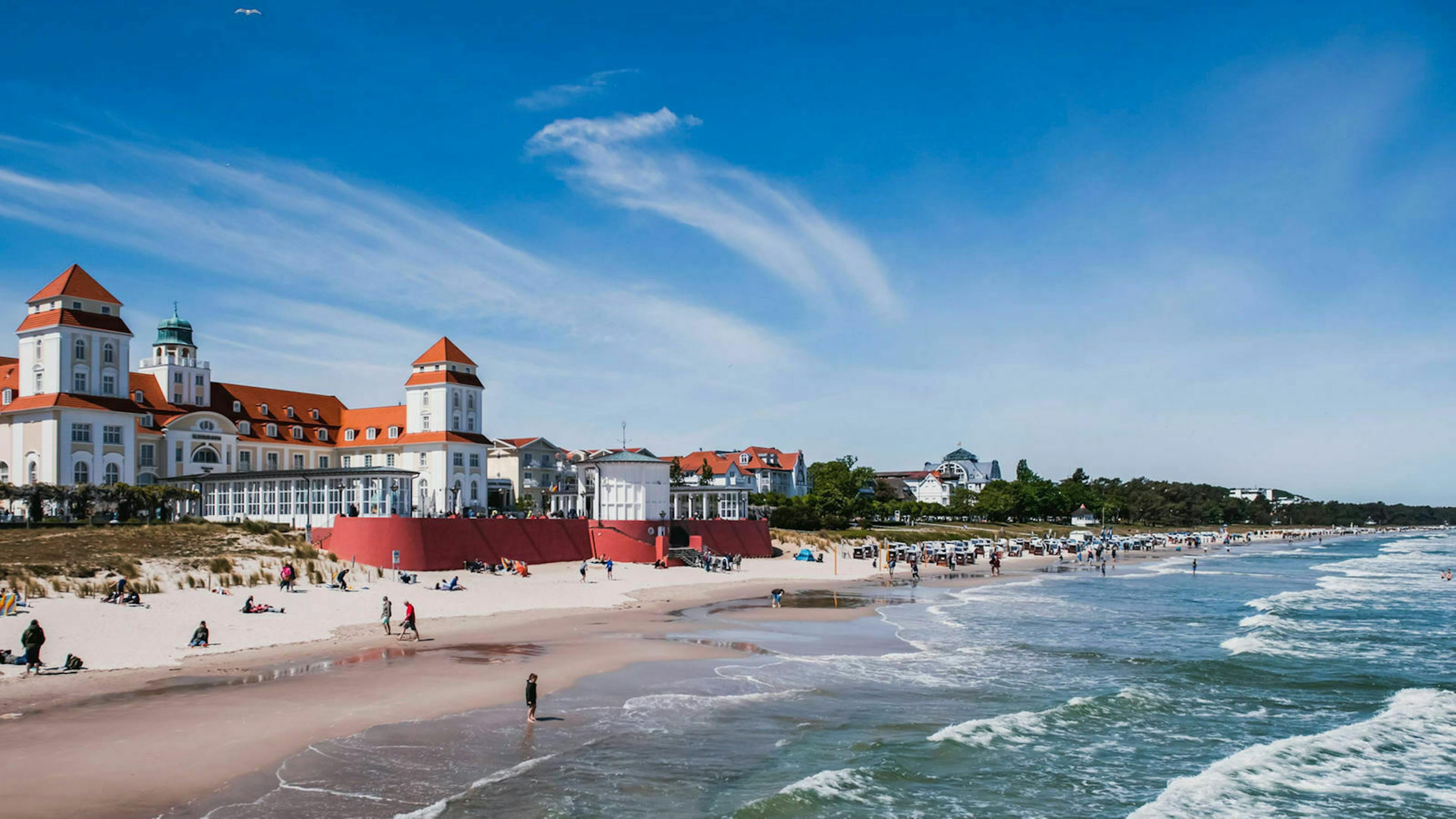 Binz auf Rügen an der blauen Ostsee bei leichtem Wellengang