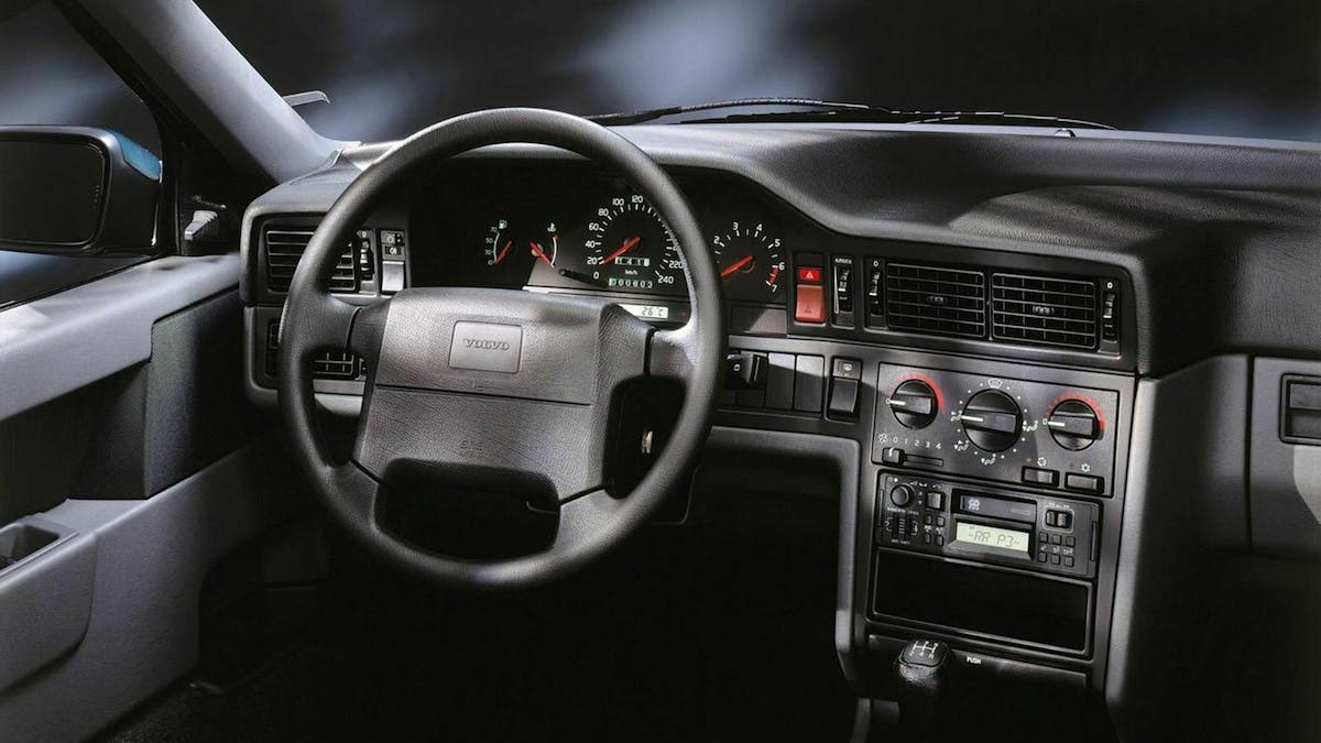 Zu sehen ist das Cockpit des Volvo 850