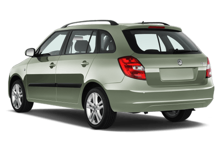 Grüner Kombi-Auto, von hinten fotografiert, steht auf weißem Hintergrund. Fahrzeug mit schwarzen Akzenten und Dachreling.