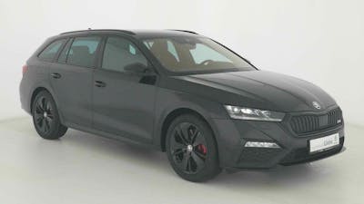 Ein schwarzer Skoda Octavia steht vor einer weißen Wand