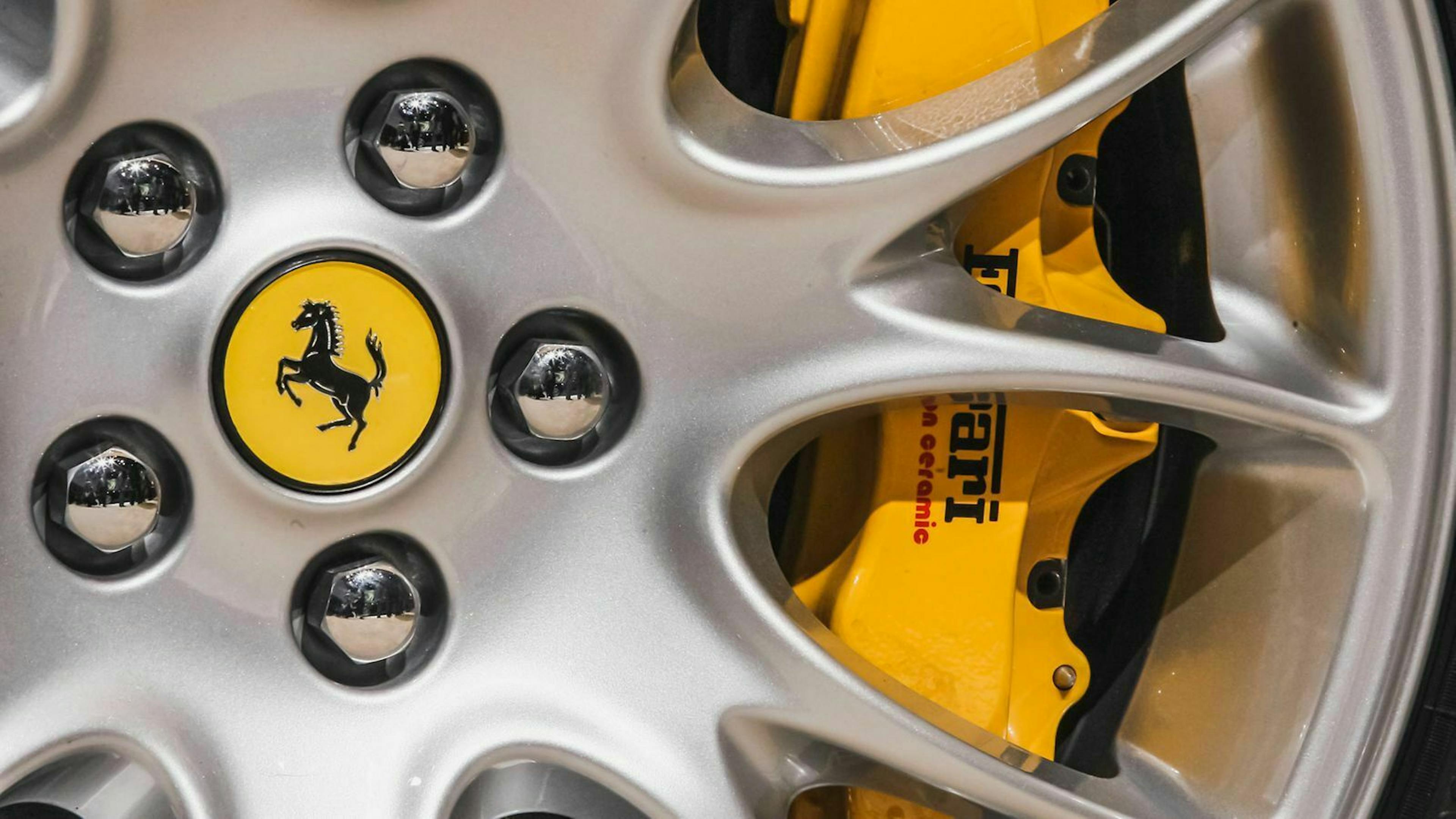 Nahaufnahme einer Ferrari-Felge mit gelbem Bremssattel.