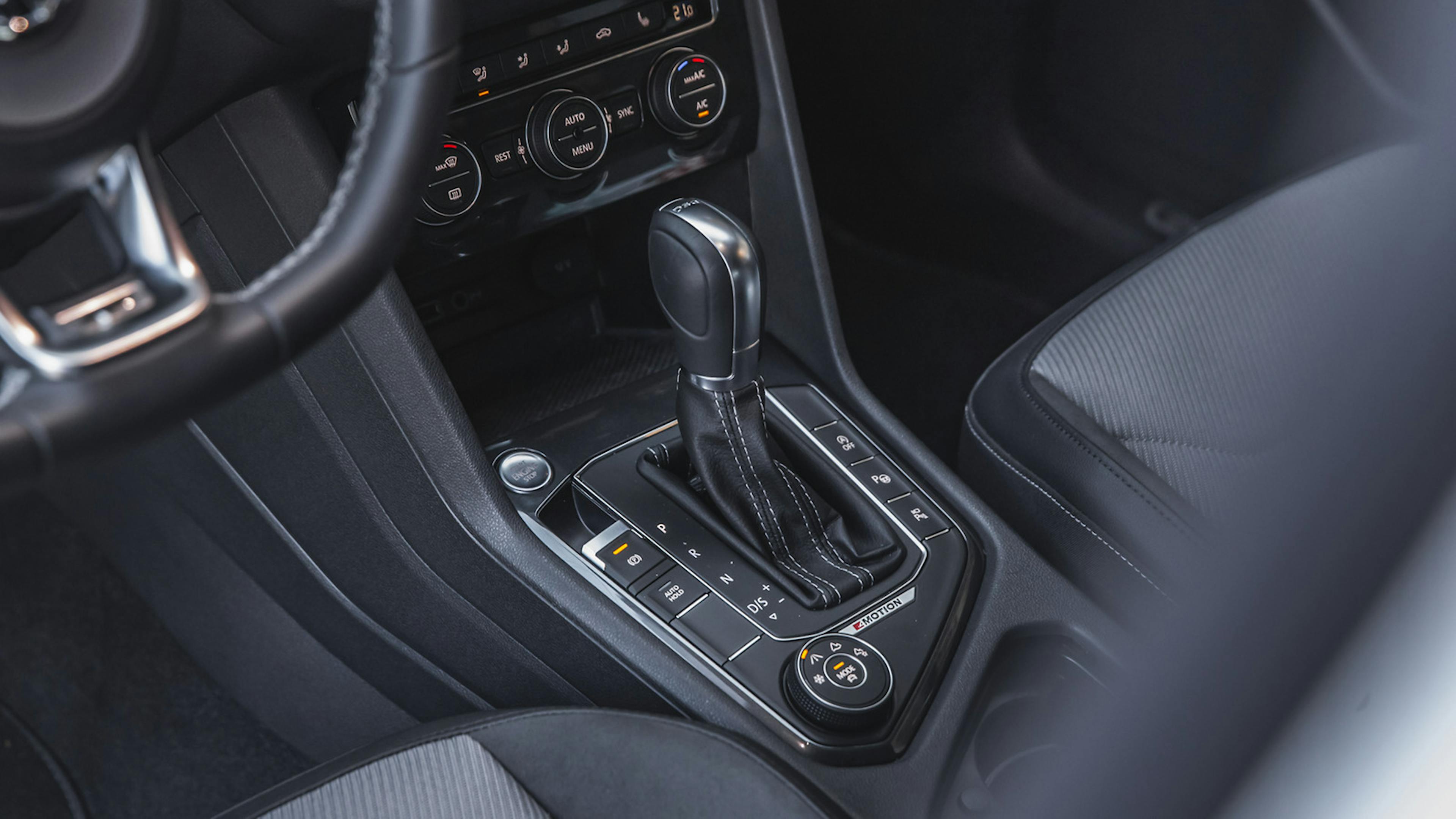 Der Gangwahlhebel eines DSG in einem VW Tiguan. 