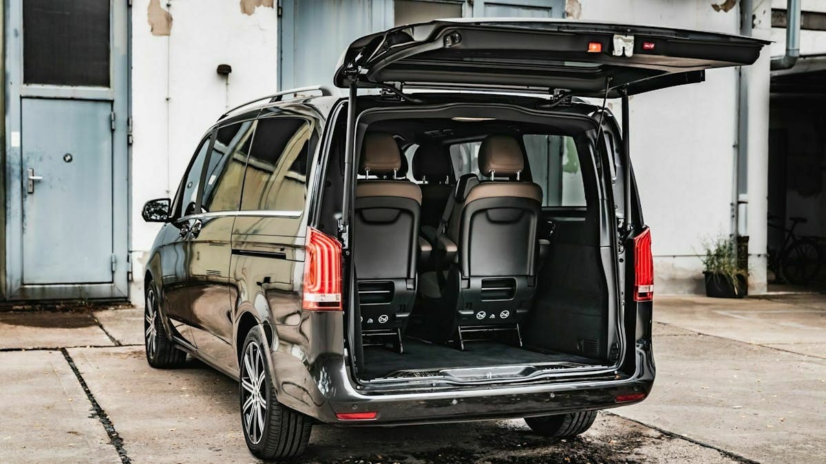 Zu sehen ist der Mercedes V300d mit geöffneter Heckklappe