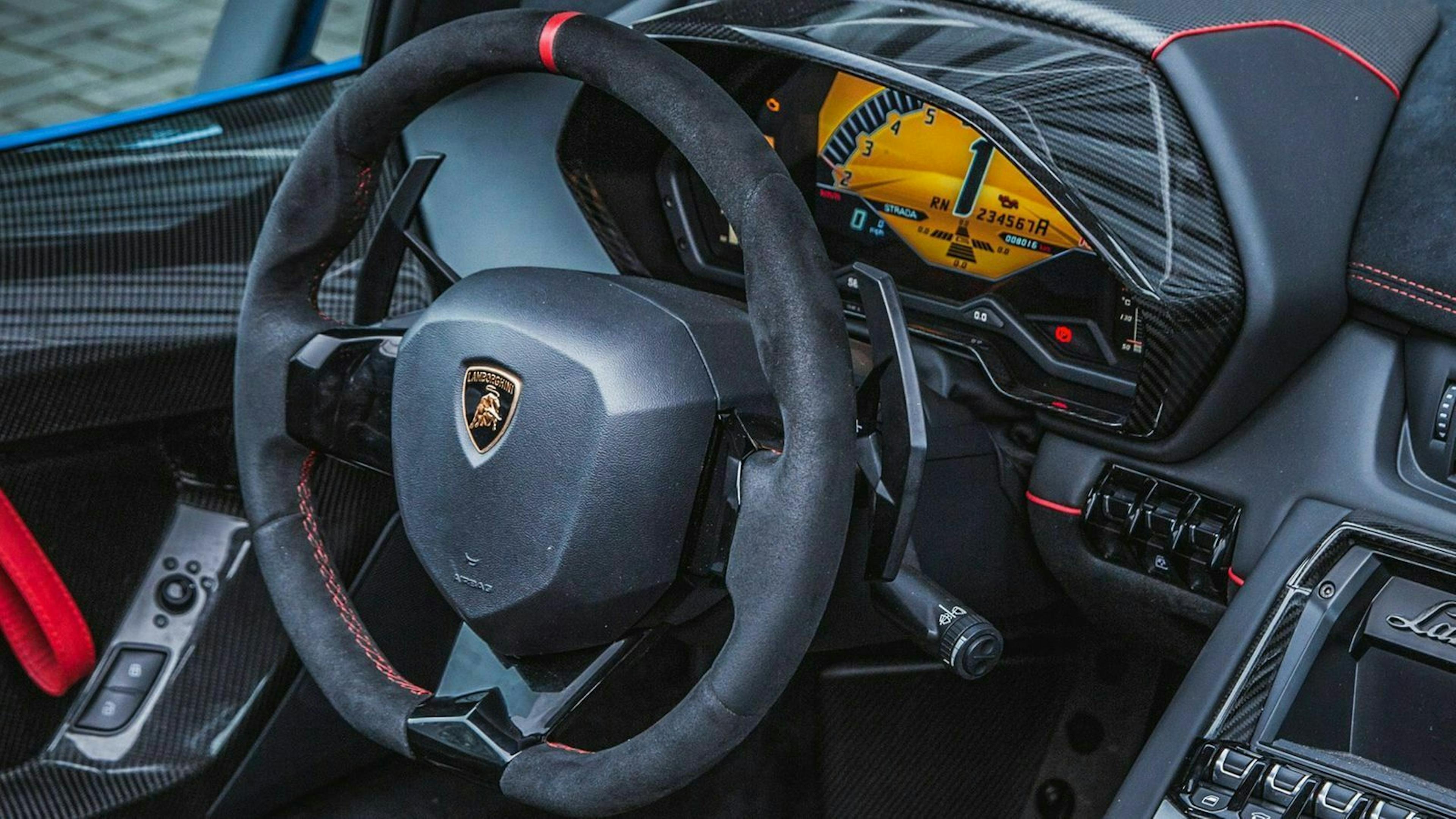 Lenkrad eines Sportwagens