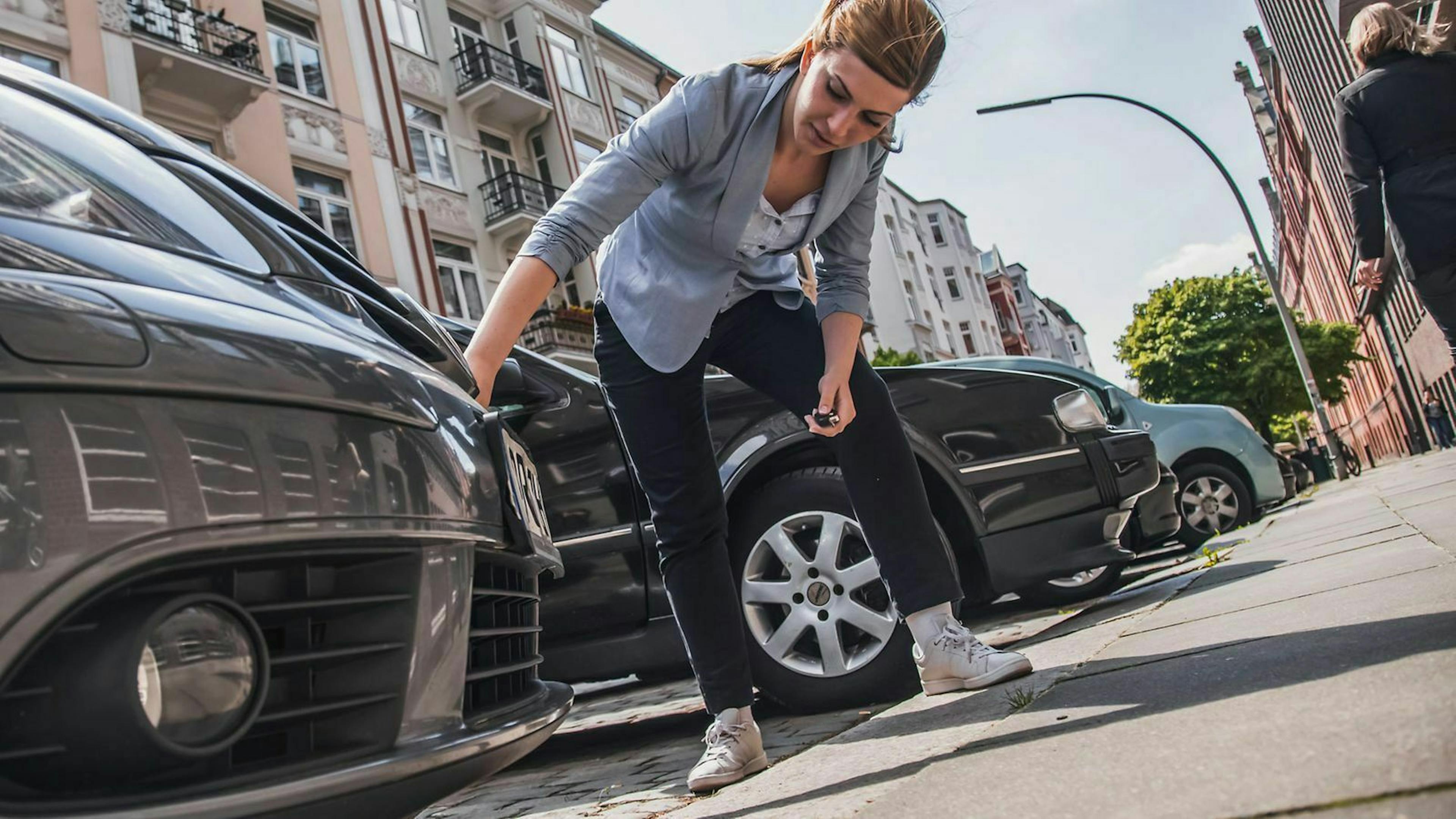 Um Blechschäden zu vermeiden, sind moderne Fahrzeuge mit Einparkhilfen ausgestattet.